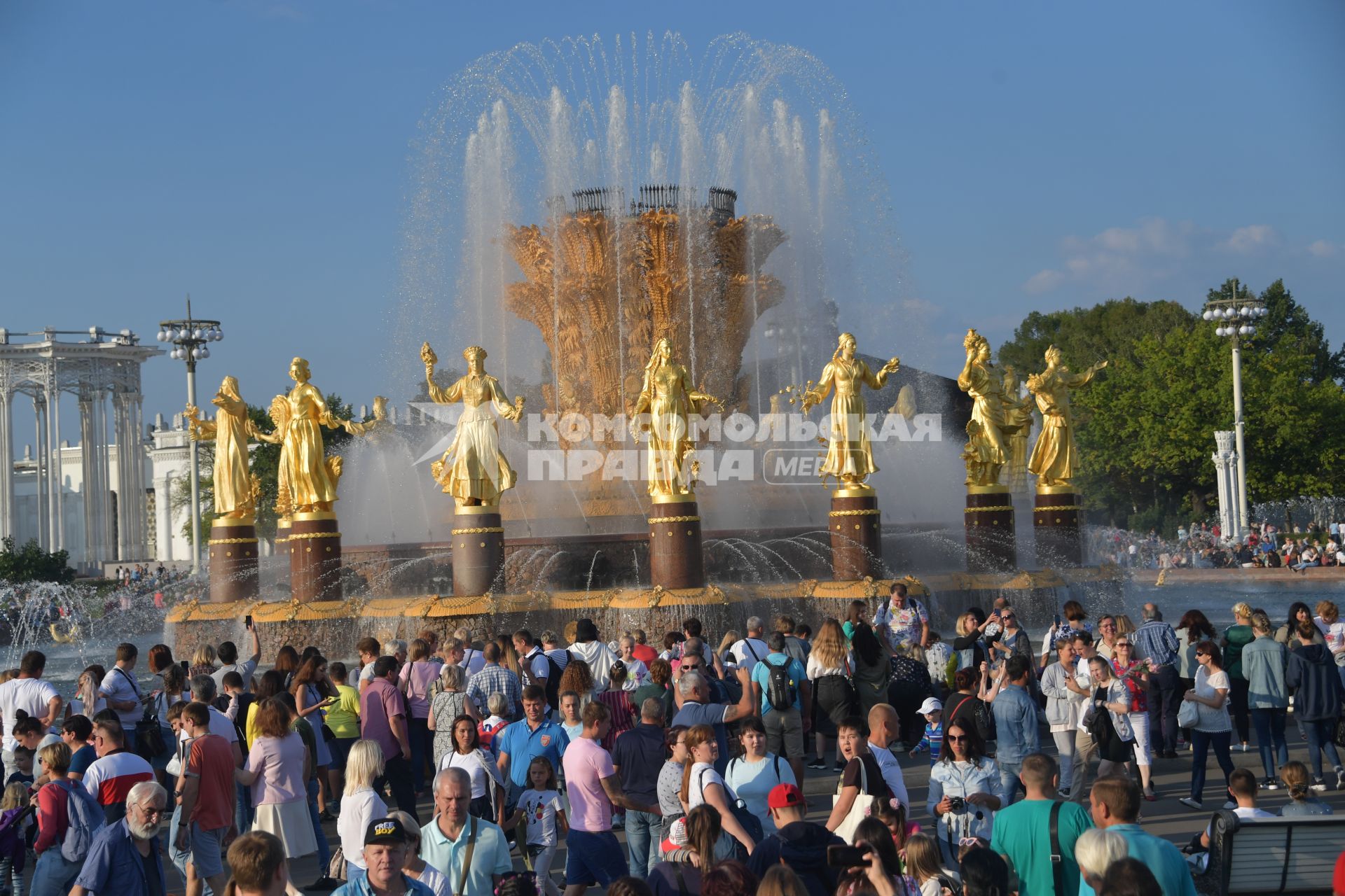 Москва. У фонтана `Дружба народов `на ВДНХ.