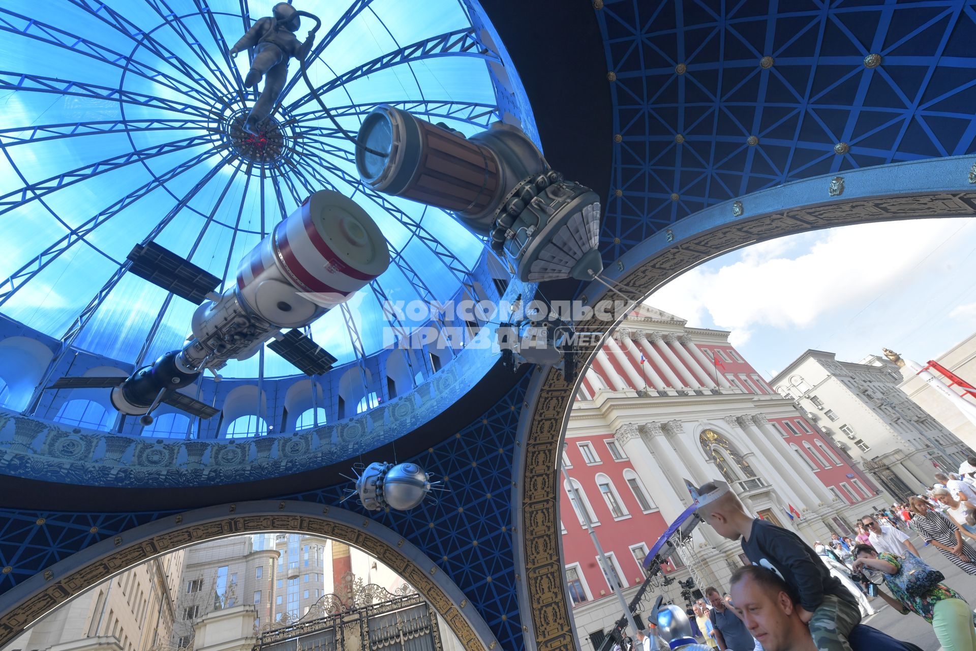 Москва. Во время праздничных мероприятий в честь Дня города на Тверской улице.