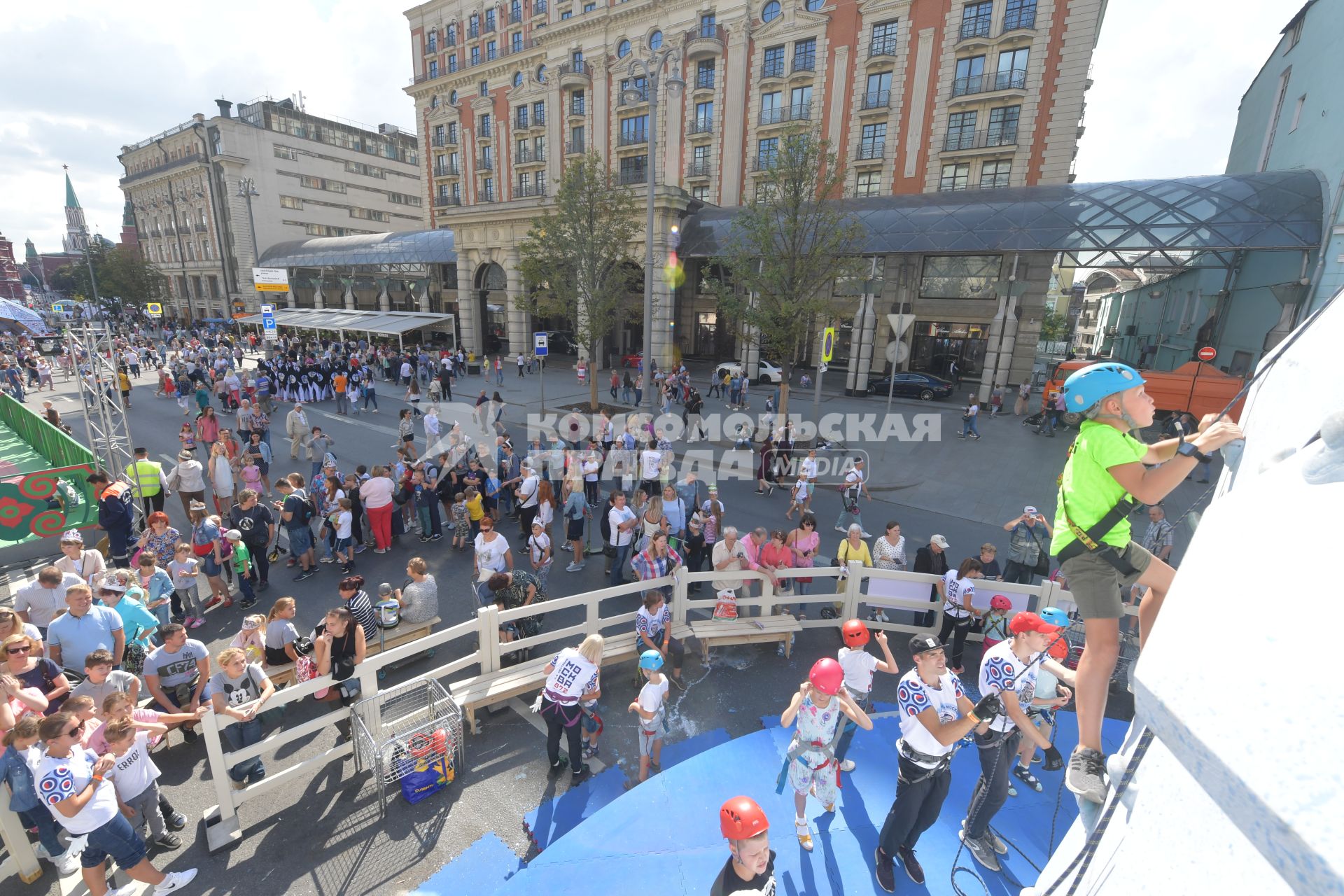 Москва. Мальчик на скалолазной стенке во время праздничных мероприятий в честь Дня города на Тверской улице.