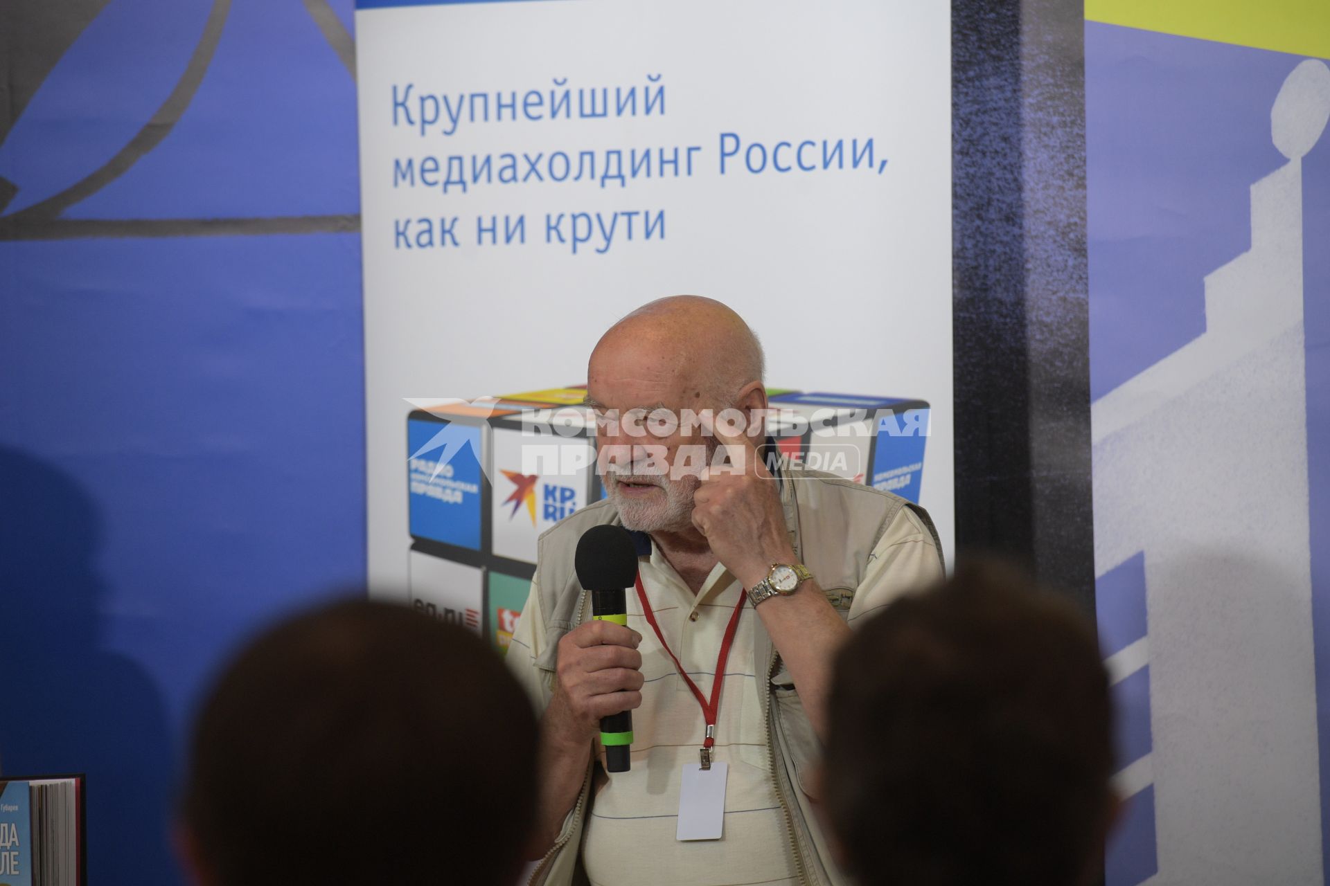 Москва. Писатель Владимир Губарев во время презентации  своей книги `Правда о Чернобыле` Издательского Дома `Комсомольская правда`на  Московской Международной  Книжной ярмарке на ВДНХ.