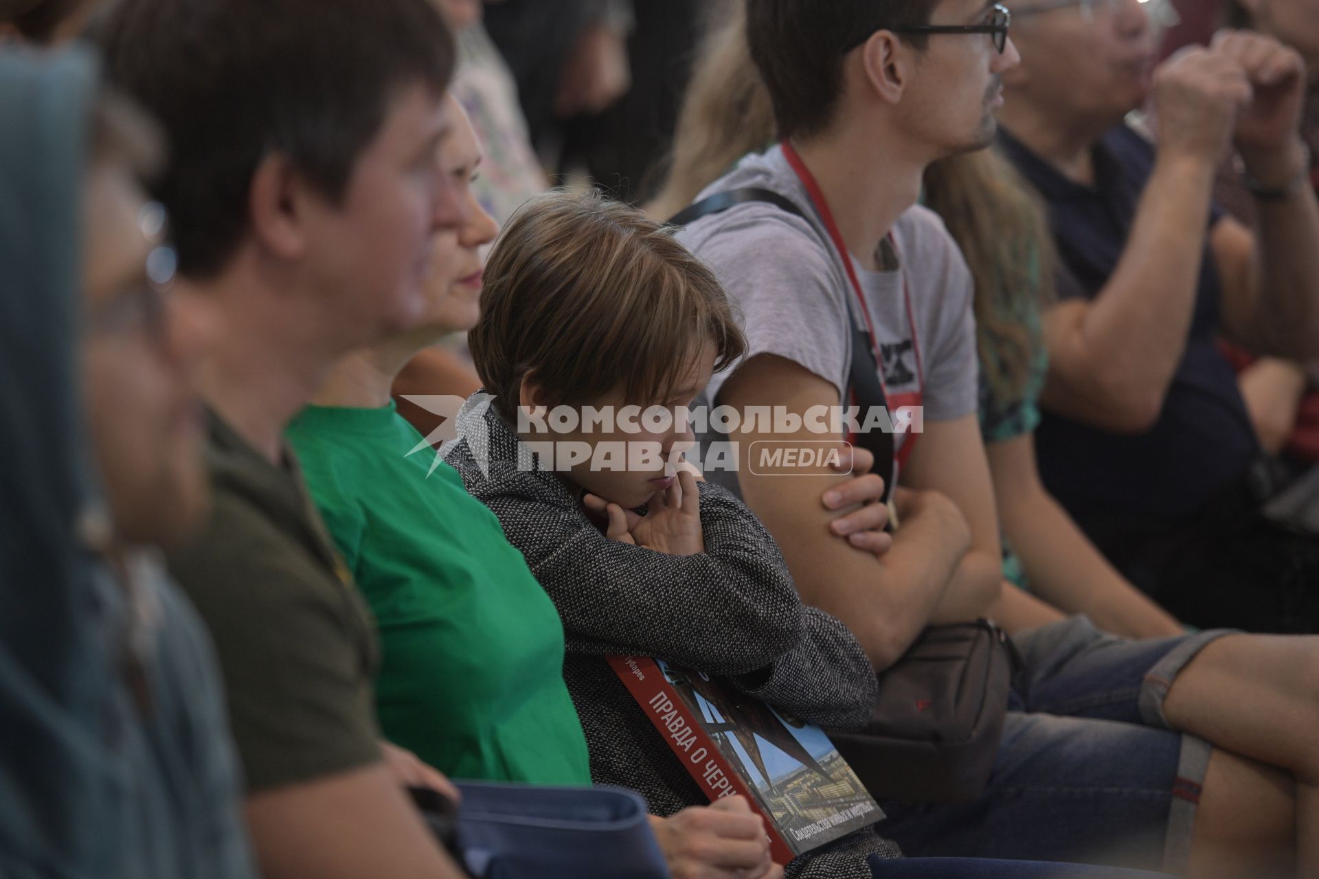 Москва. Во время презентации книги `Правда о Чернобыле` Издательского Дома `Комсомольская правда`на  Московской Международной  Книжной ярмарке на ВДНХ.