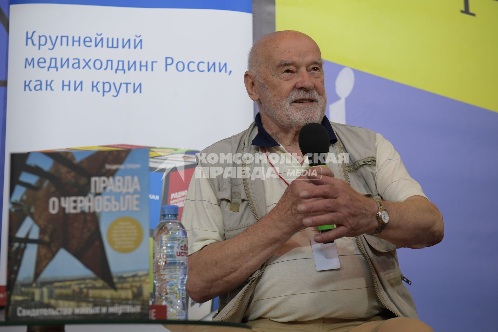 Москва. Писатель Владимир Губарев во время презентации  своей книги `Правда о Чернобыле` Издательского Дома `Комсомольская правда`на  Московской Международной  Книжной ярмарке на ВДНХ.