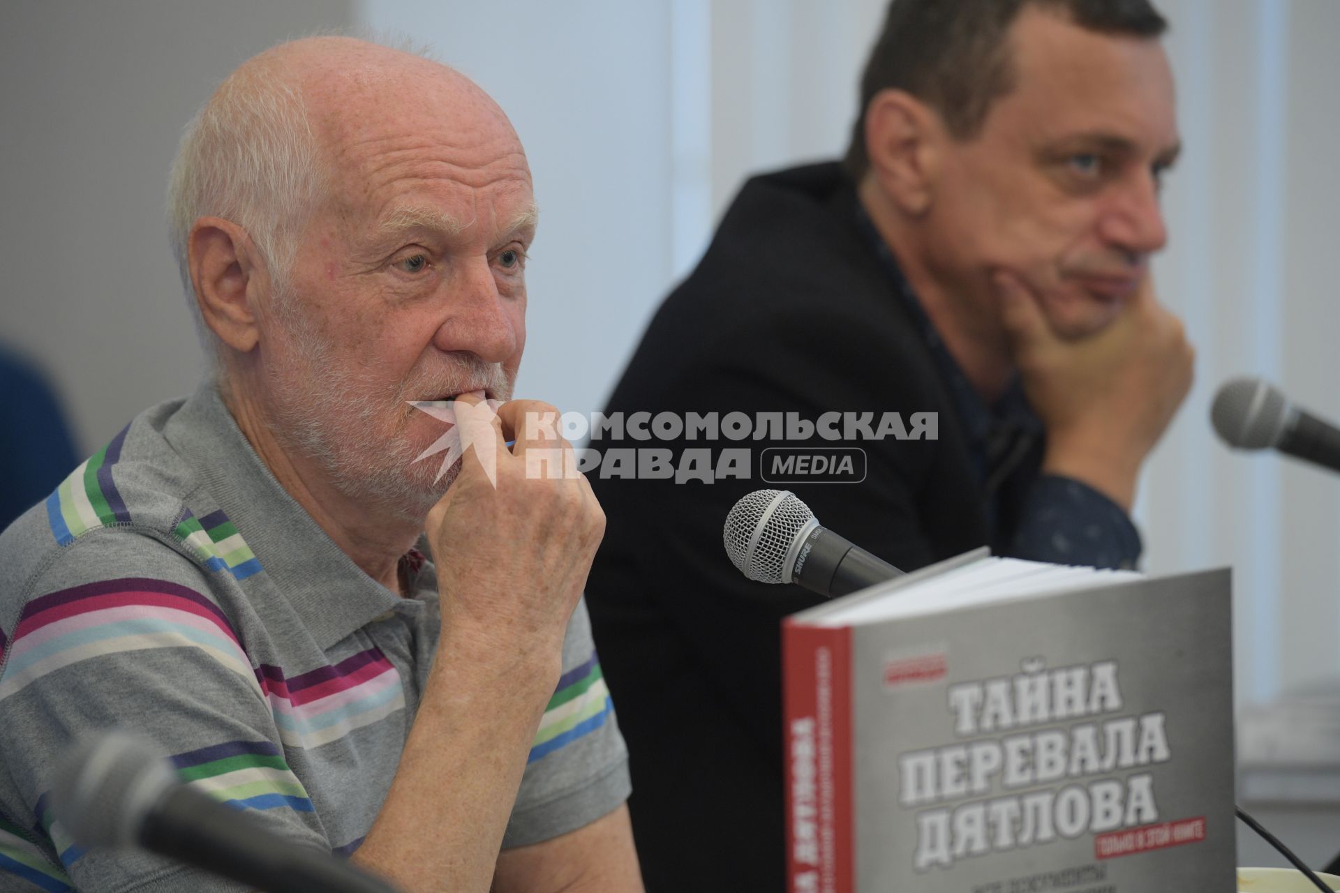 Москва.  Журналист  `Комсомольской правды`  Николай Андреев  во время презентации своей  книги ` Тайна перевала Дятлова` Издательского Дома `Комсомольская правда`на  Московской Международной  Книжной ярмарке на ВДНХ.