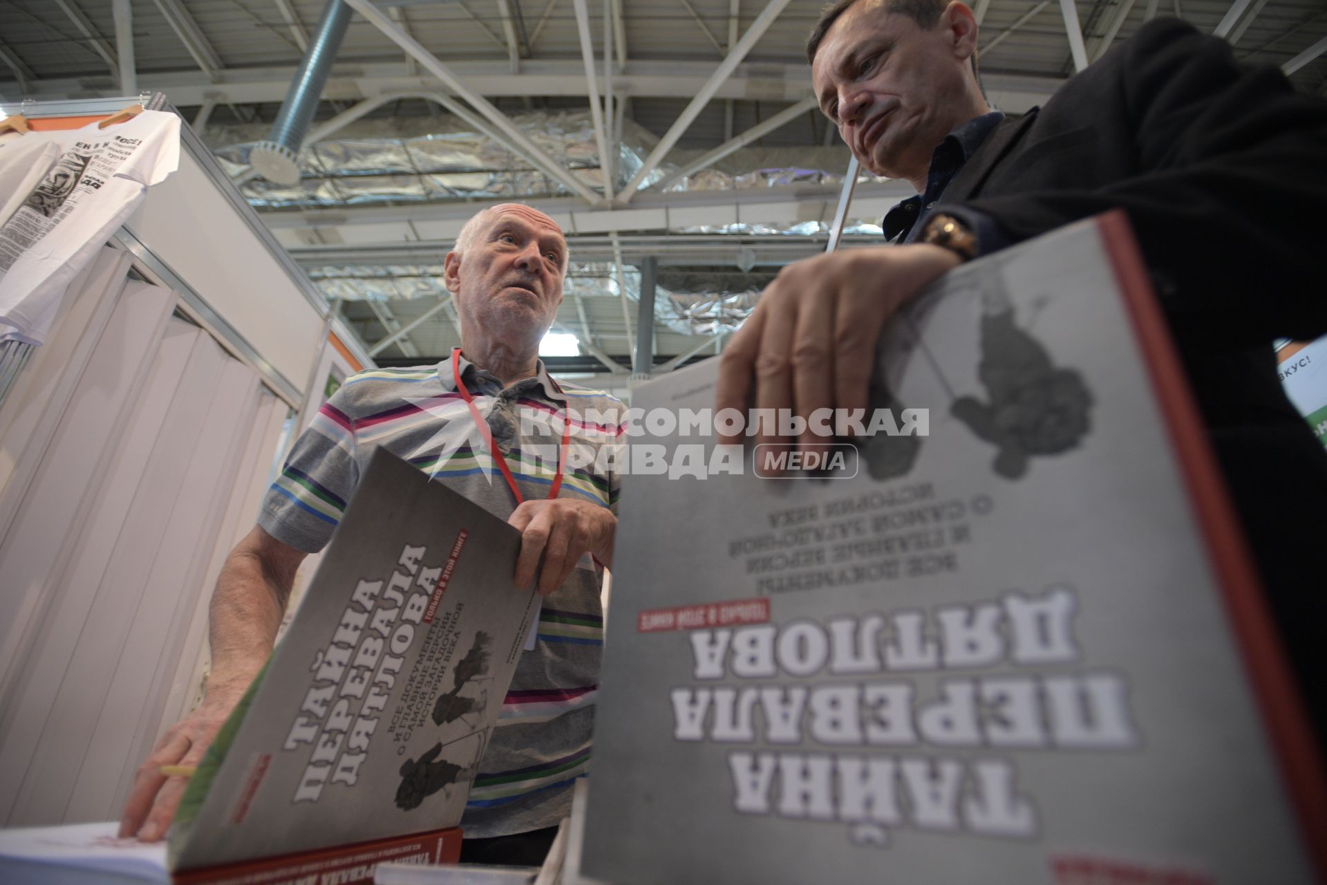 Москва.  Журналист  `Комсомольской правды`  Николай Андреев  и судебно-медицинский эксперт Эдуард Туманов (слева направо) во время презентации   книги ` Тайна перевала Дятлова` Издательского Дома `Комсомольская правда`на  Московской Международной  Книжной ярмарке на ВДНХ.