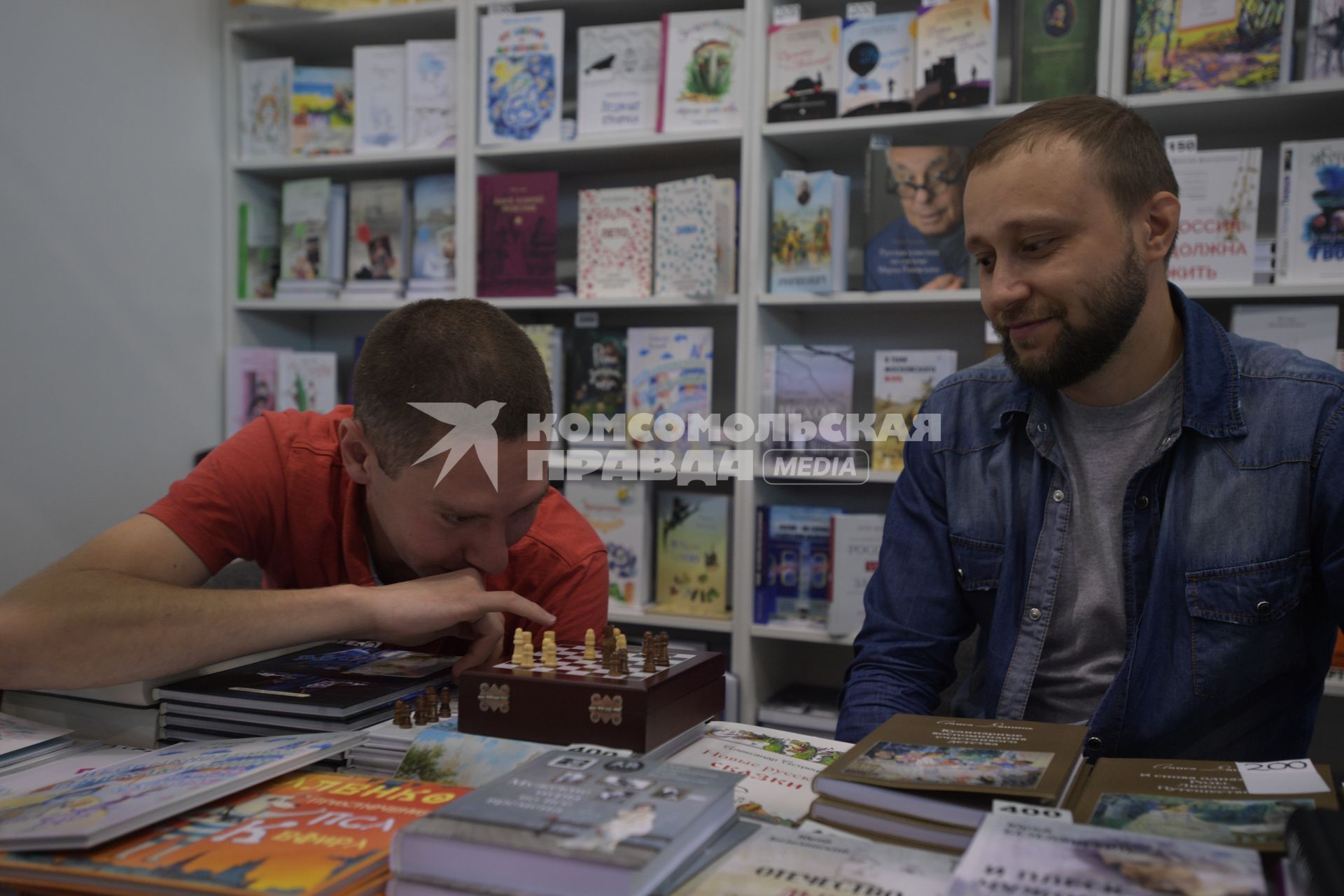 Москва.  На  Московской Международной  Книжной ярмарке на ВДНХ.