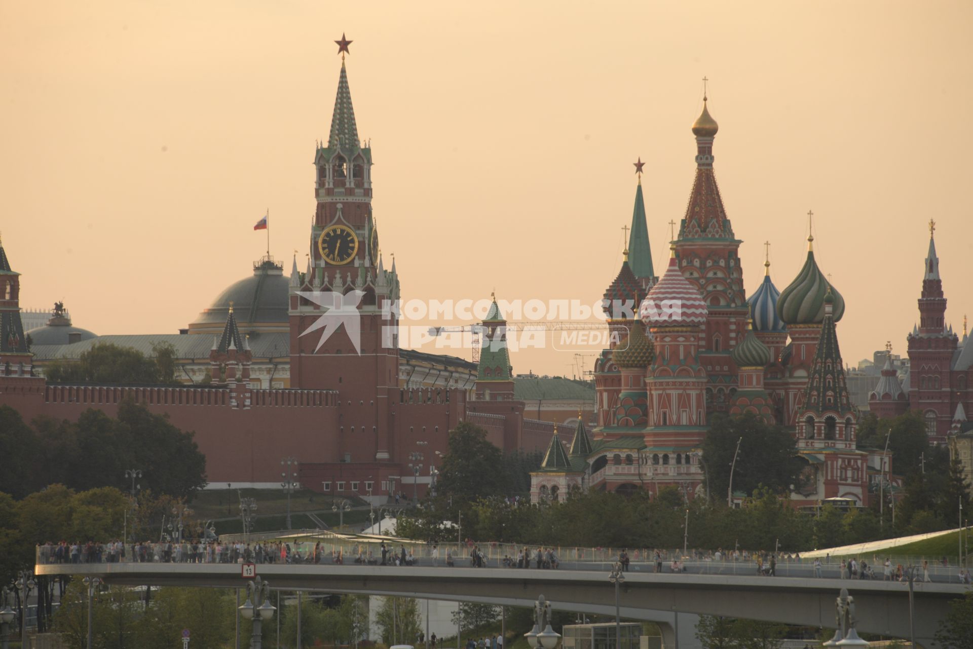 Москва. Вечерний вид на Кремль и Парящий мост .