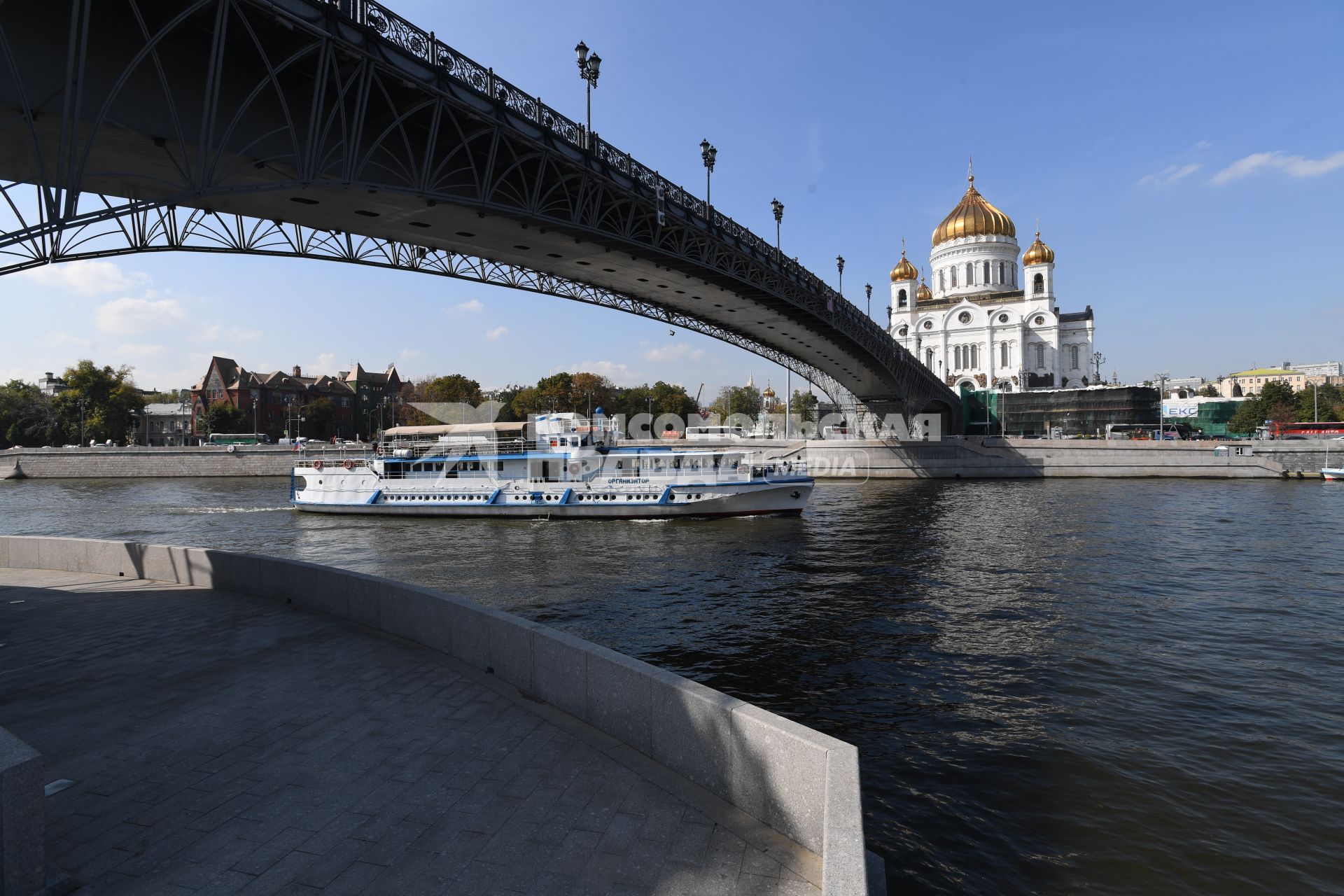 Москва.   Вид на Патриарший мост и Храм Христа Спасителя.