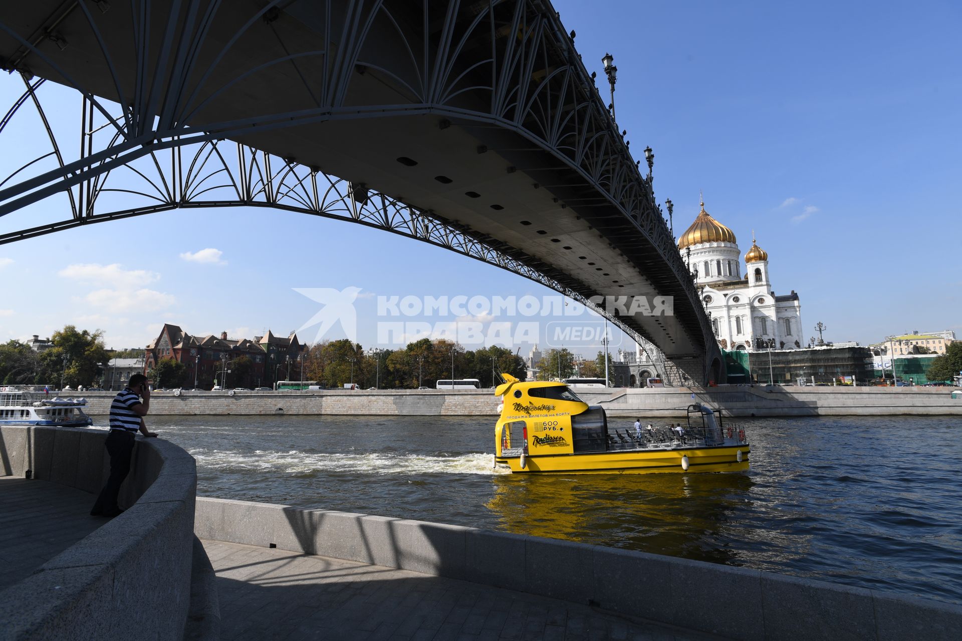 Москва.   Вид на Патриарший мост и Храм Христа Спасителя.