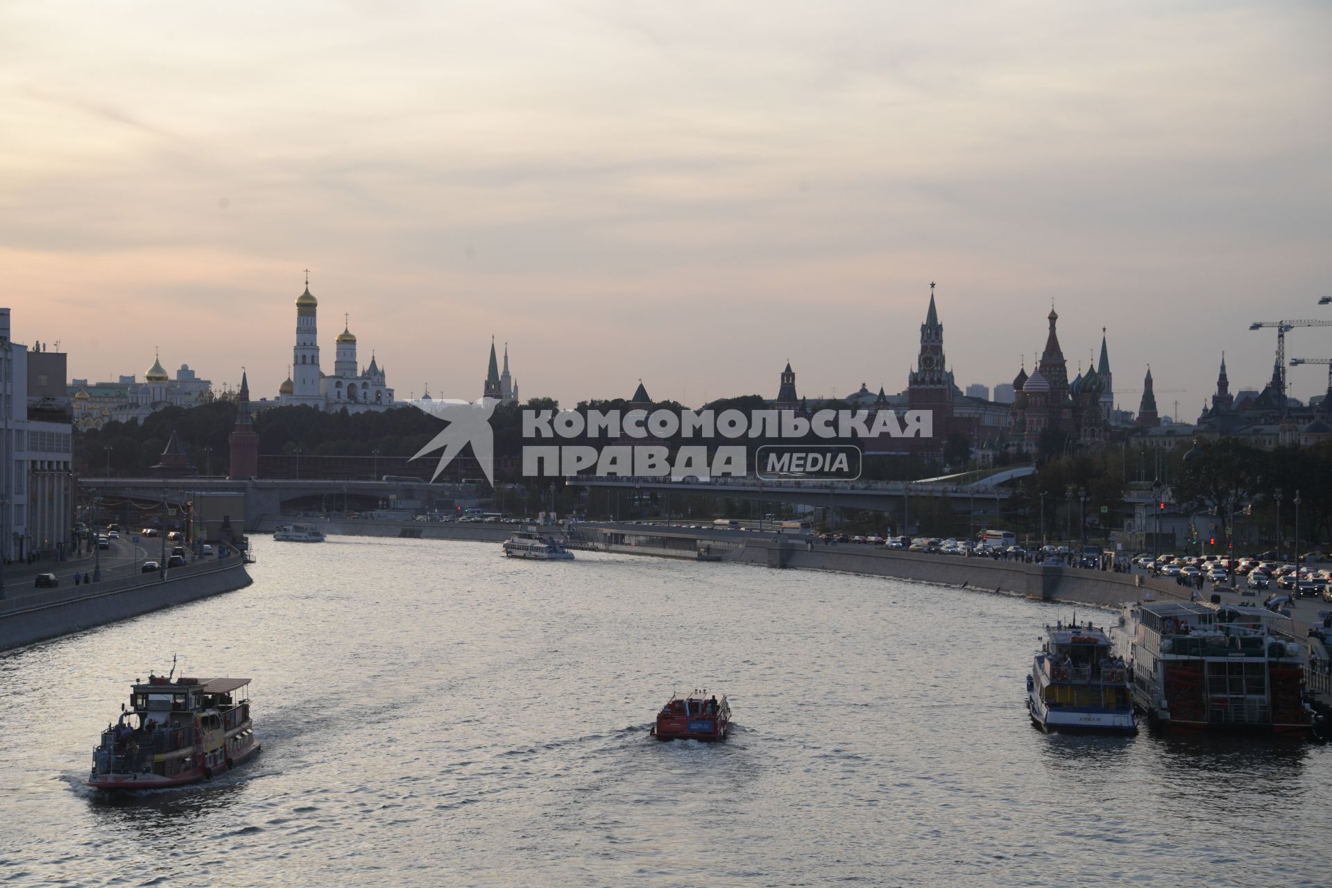 Москва. Вечерний вид на Кремль и Парящий мост с Большого Устинского моста.