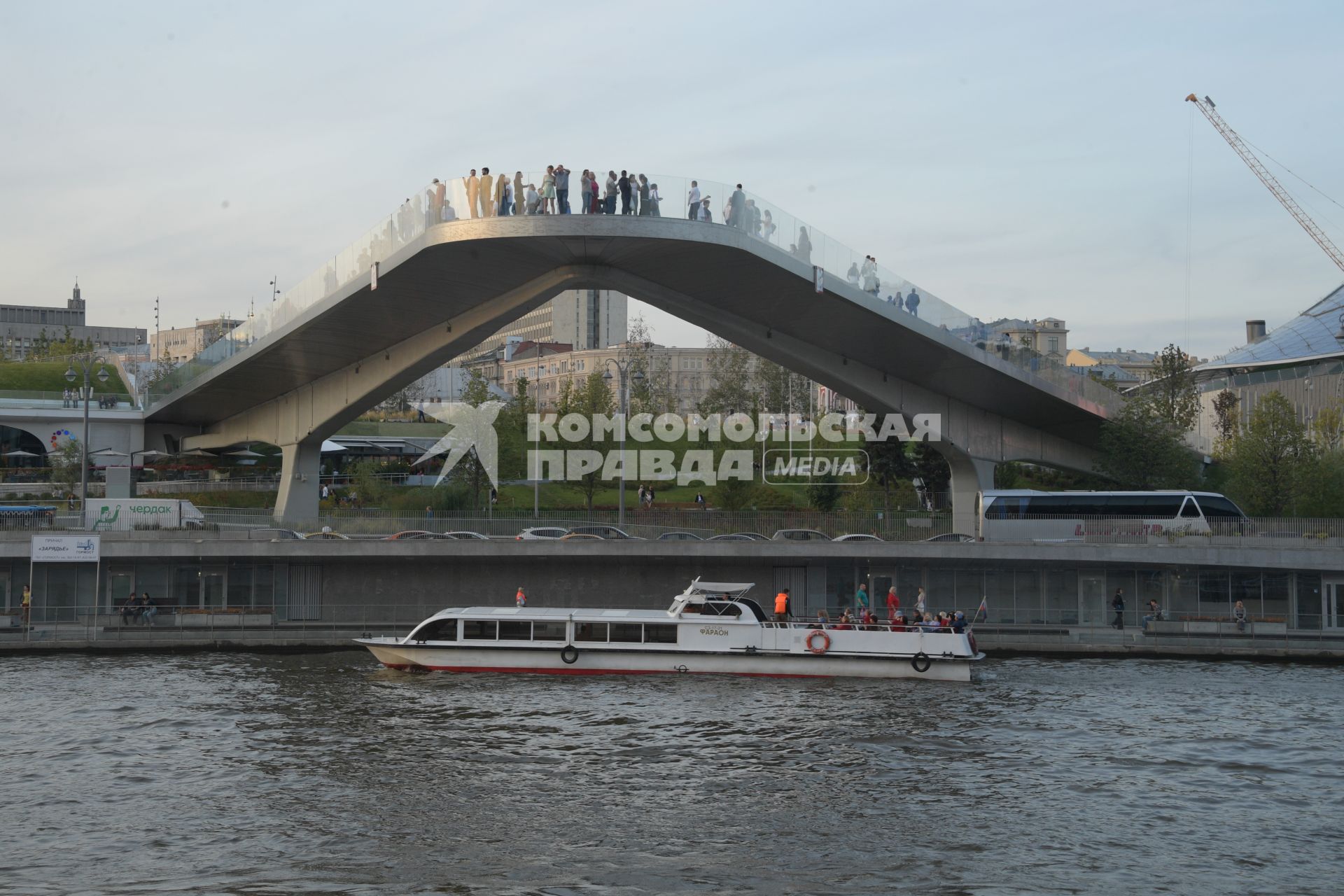 Москва.  Вид на  Парящий  мост парка Зарядье.