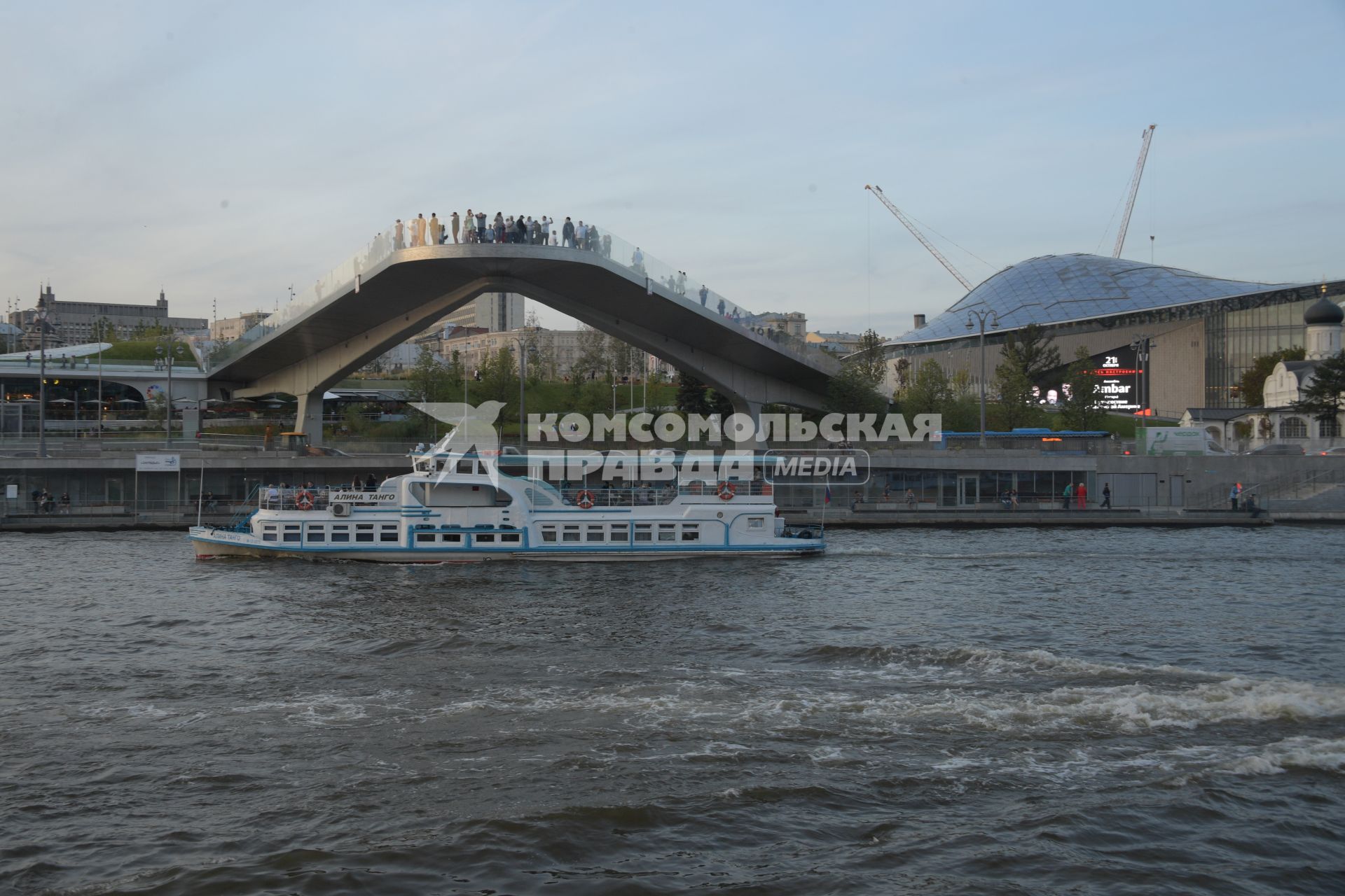 Москва.  Вид на  Парящий  мост парка Зарядье.