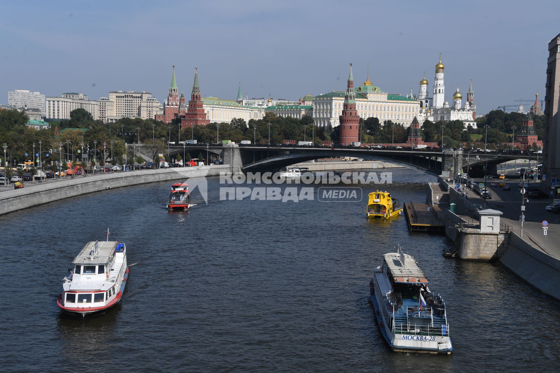 Москва.   Вид на Кремль и Большой Каменный мост.