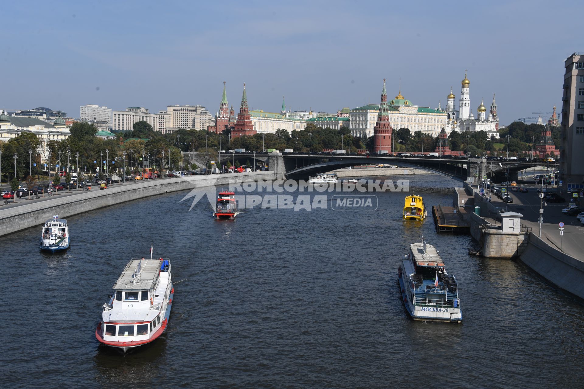 Москва. Вид на Кремль и Большой Каменный мост.