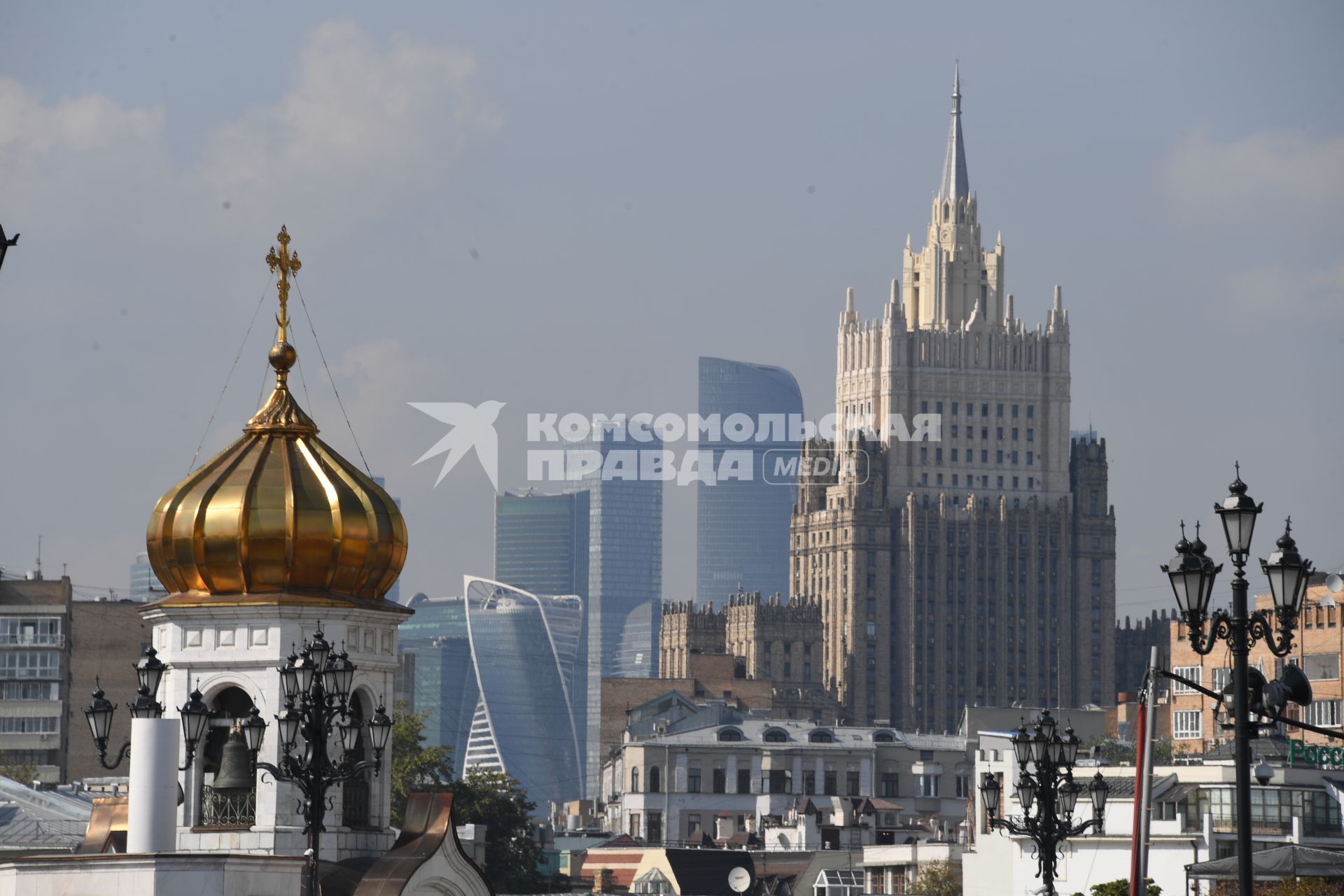 Москва. Вид на  купол Преображенской церкви у Храма Христа Спасителя.