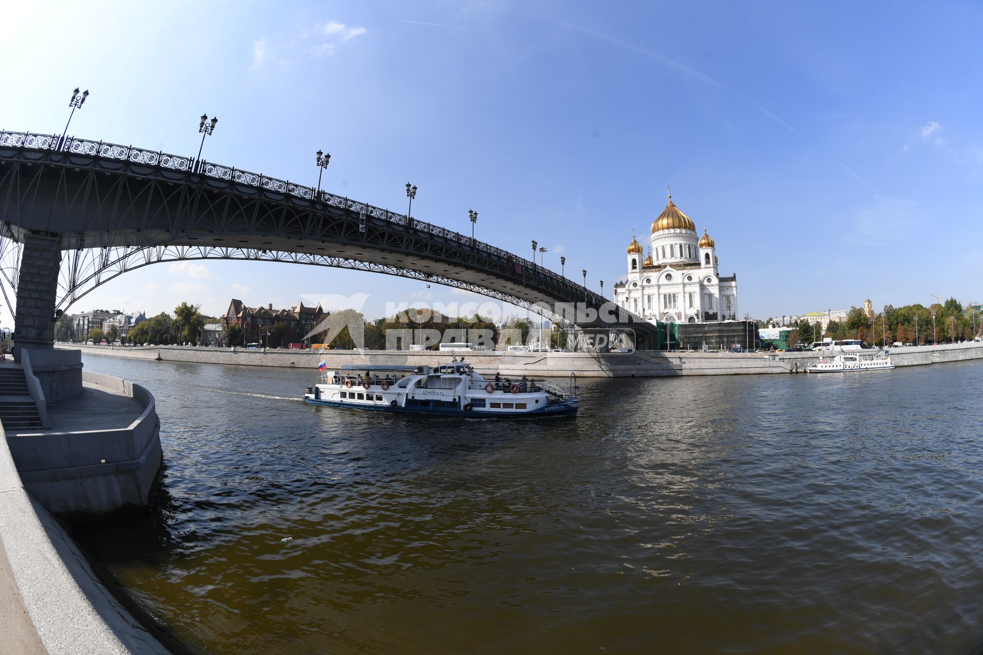 Москва.   Вид на Патриарший мост и Храм Христа Спасителя.