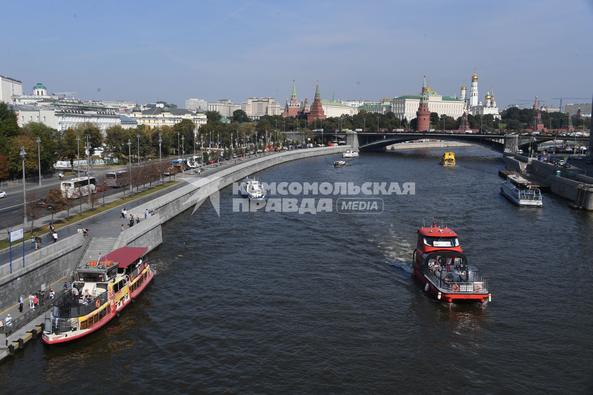 Москва. Вид на Кремль и Большой Каменный мост.