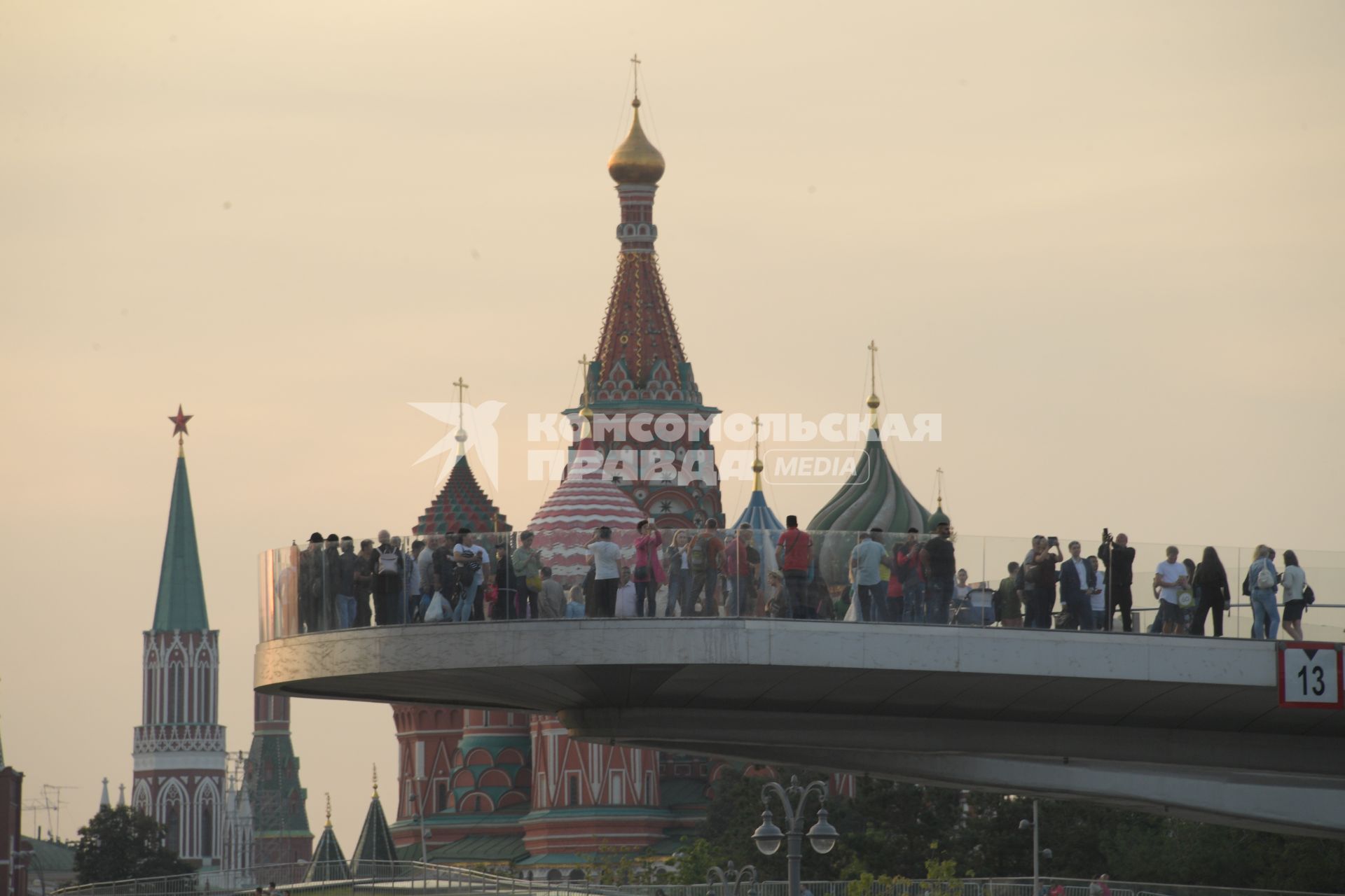 Москва. Вечерний вид на Кремль и Парящий мост .