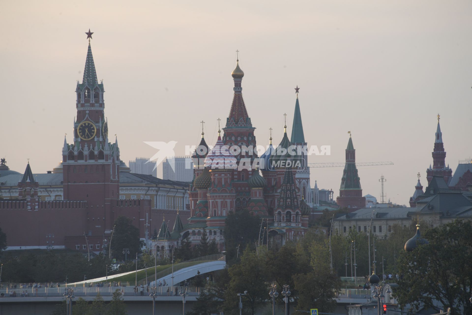 Москва. Вечерний вид на Кремль со стороны  парка Зарядье.