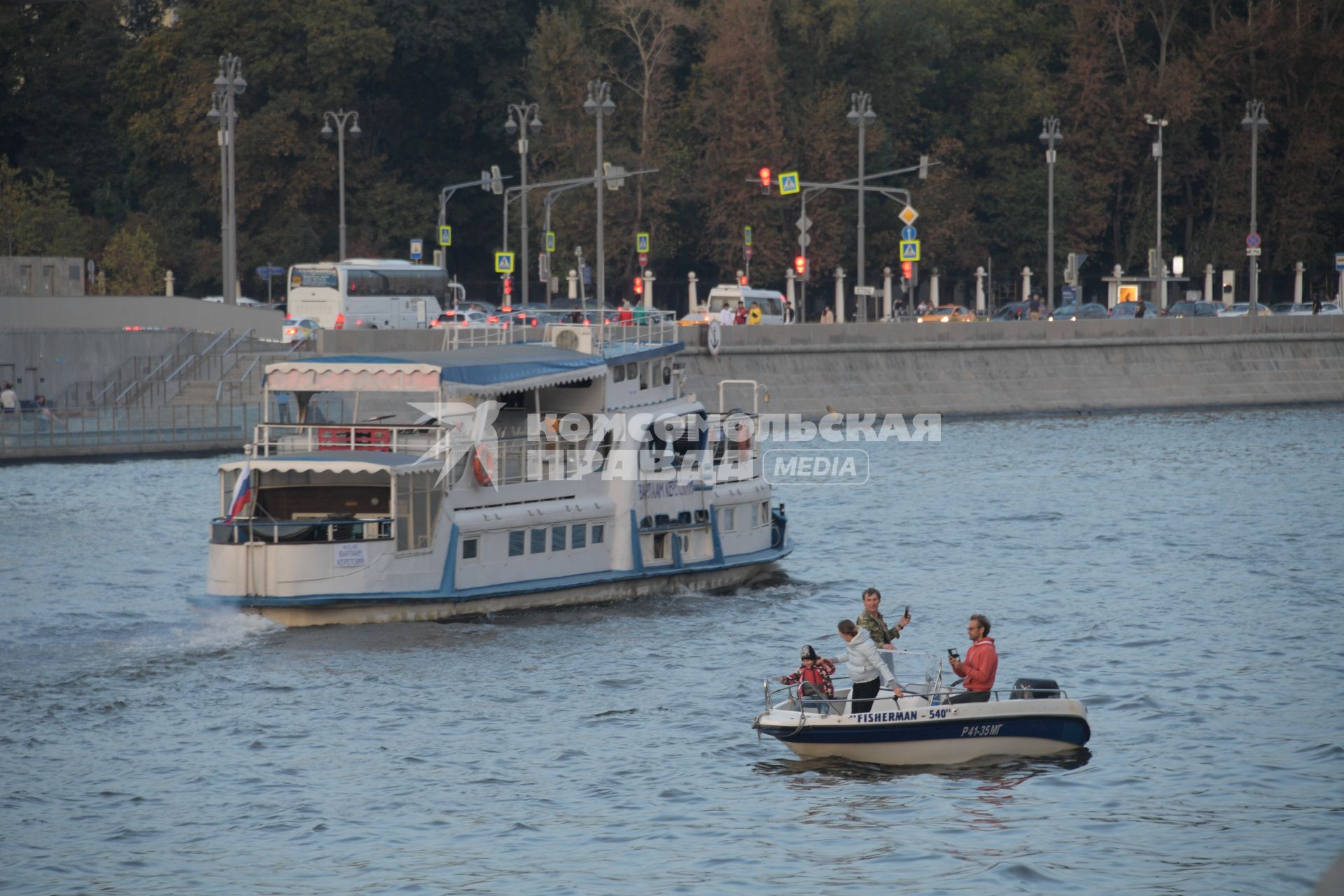 Москва. Прогулочные катера на реке.