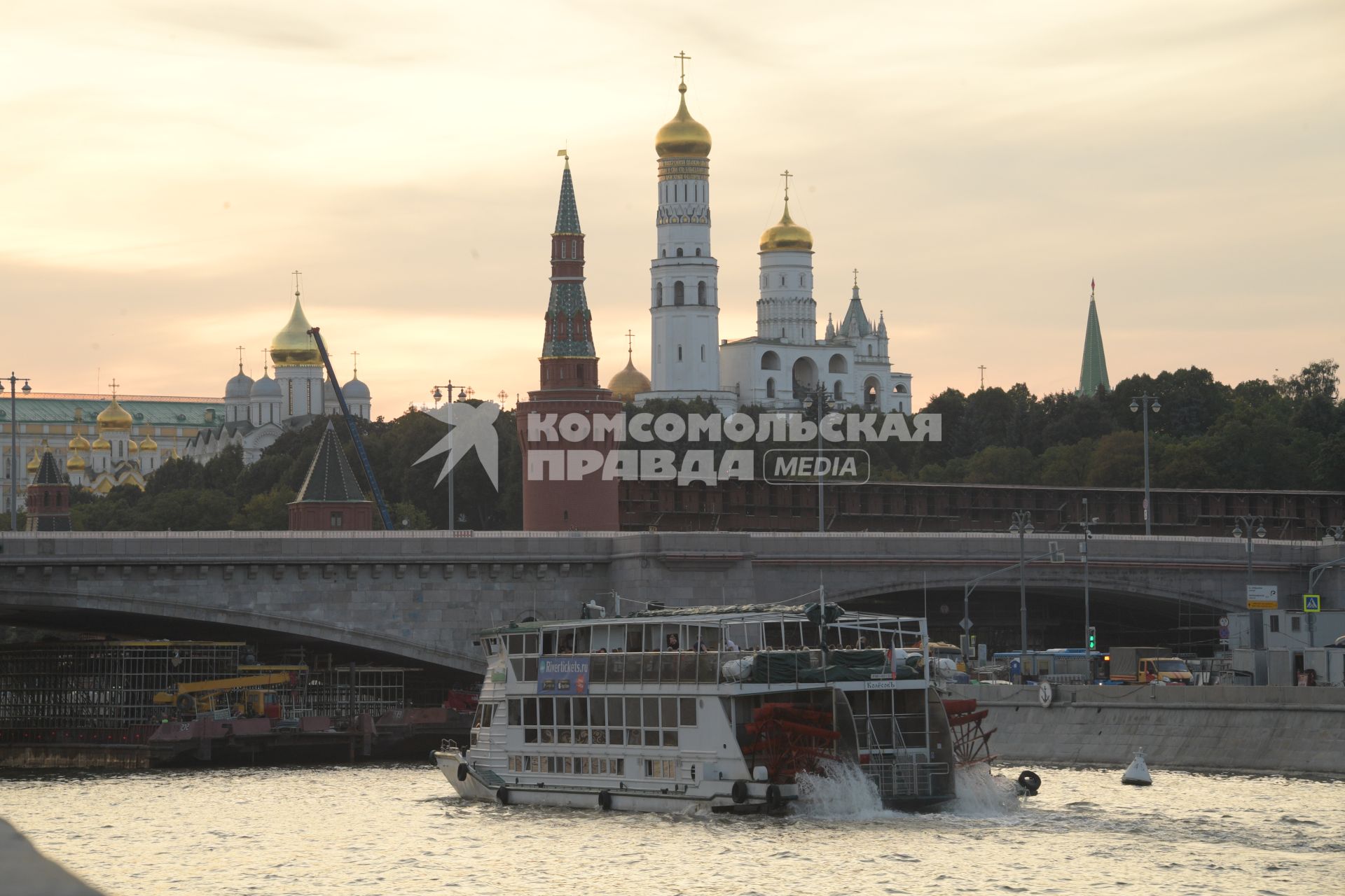 Москва. Вечерний вид Кремля и колокольни Ивана Великого.