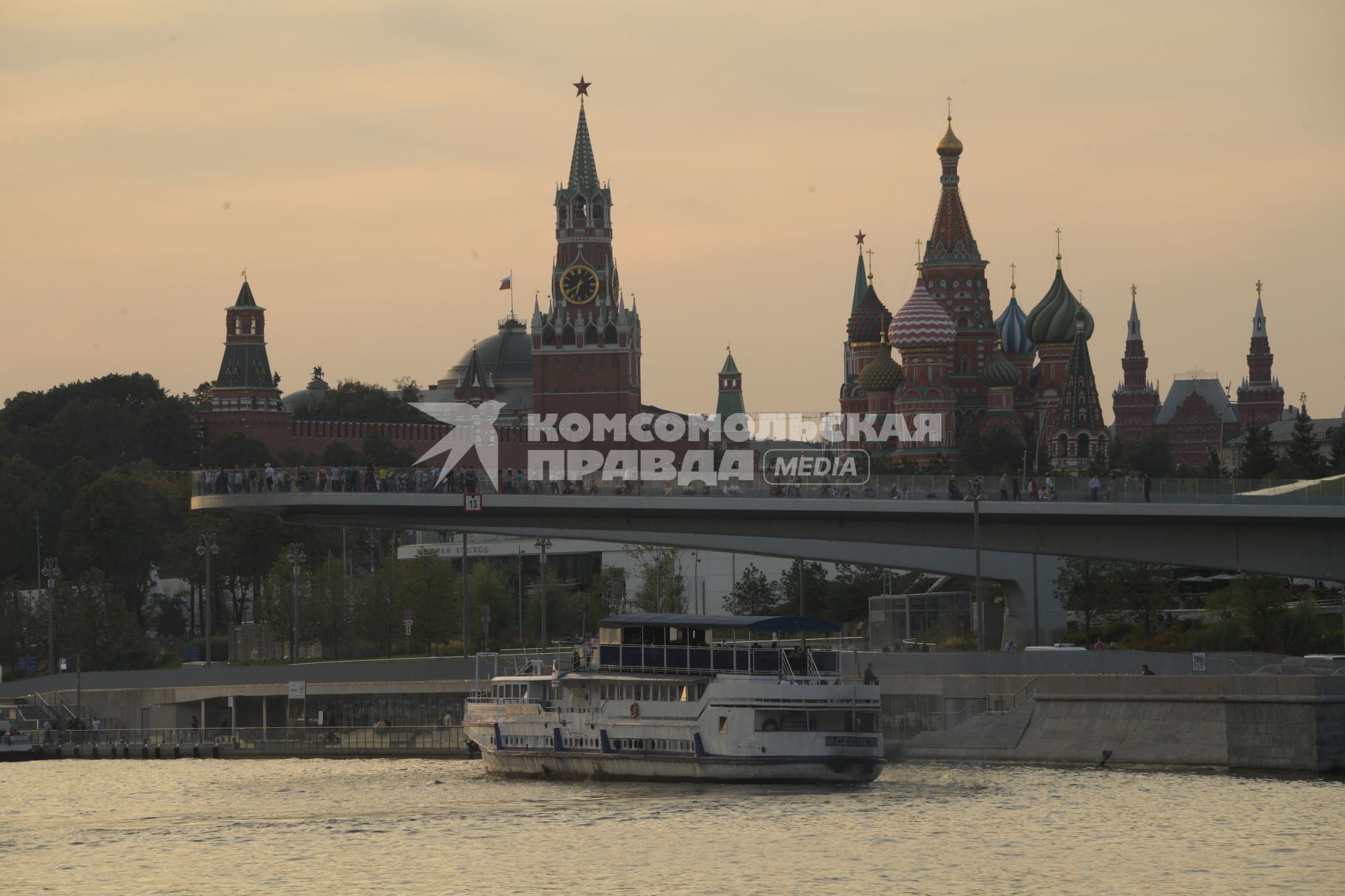 Москва. Вечерний вид на Кремль и Парящий мост .