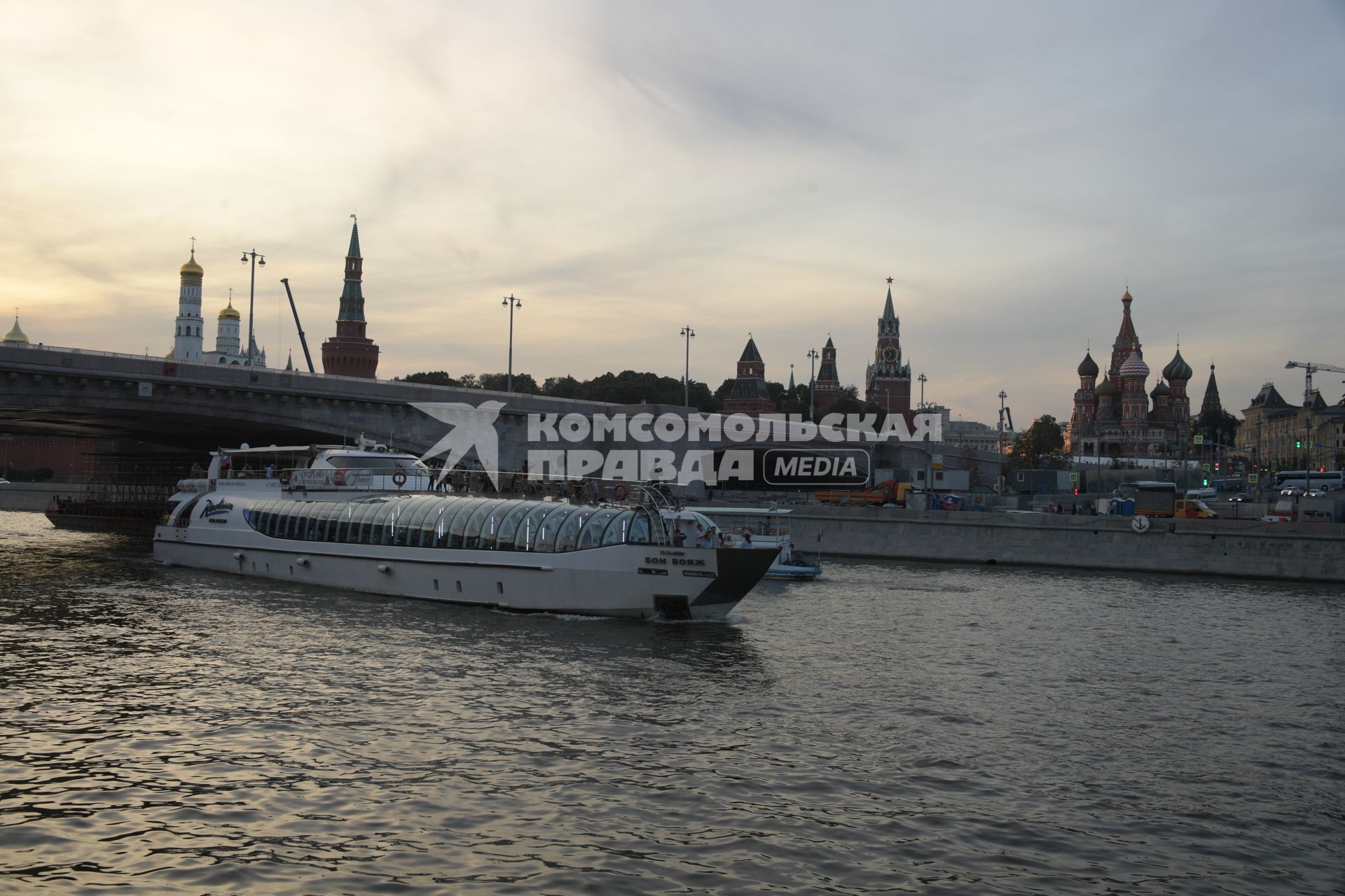 Москва. Вечерний вид Кремля и Москворецкой набережной.