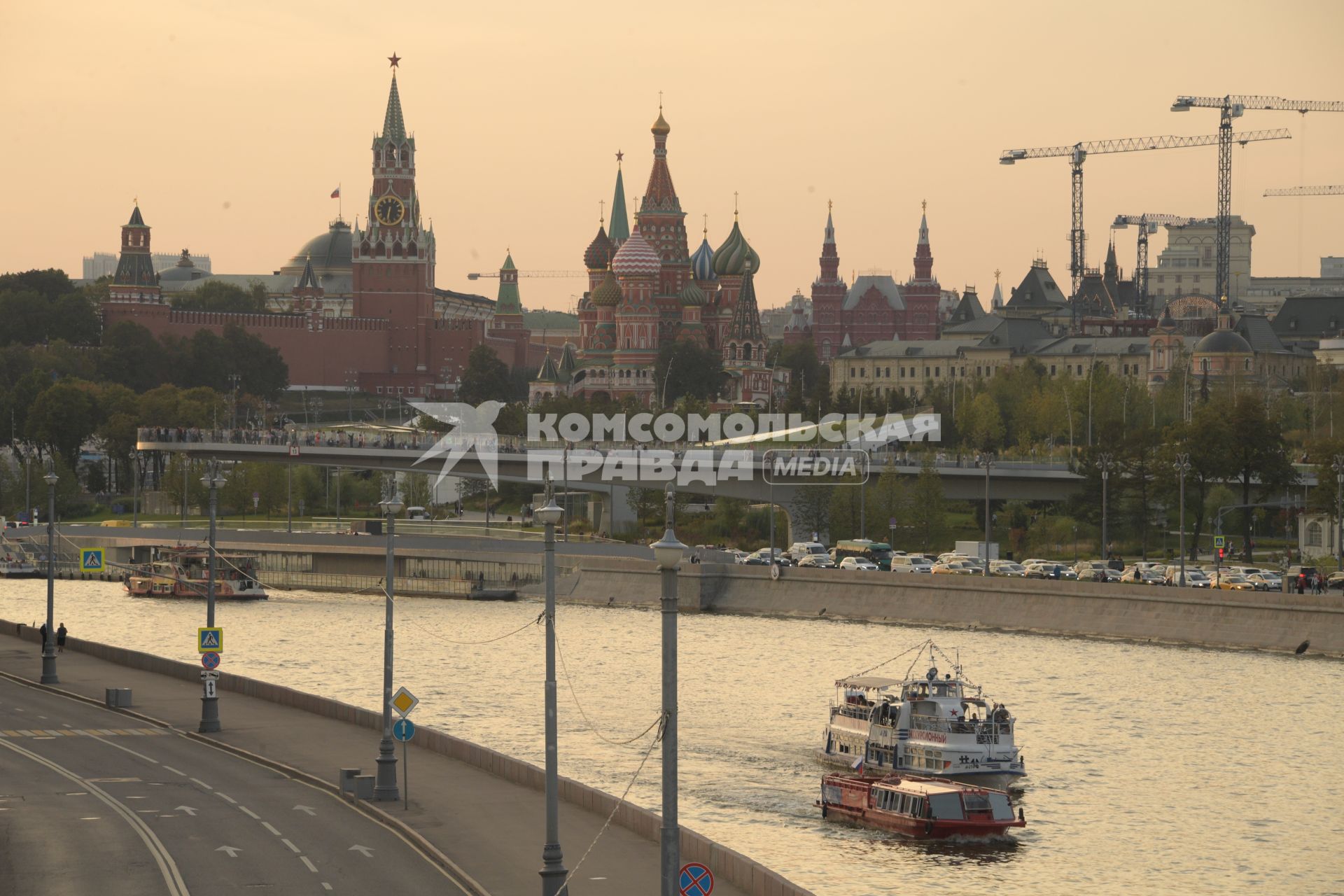 Москва. Вечерний вид на Кремль и Парящий мост с Большого Устинского моста.