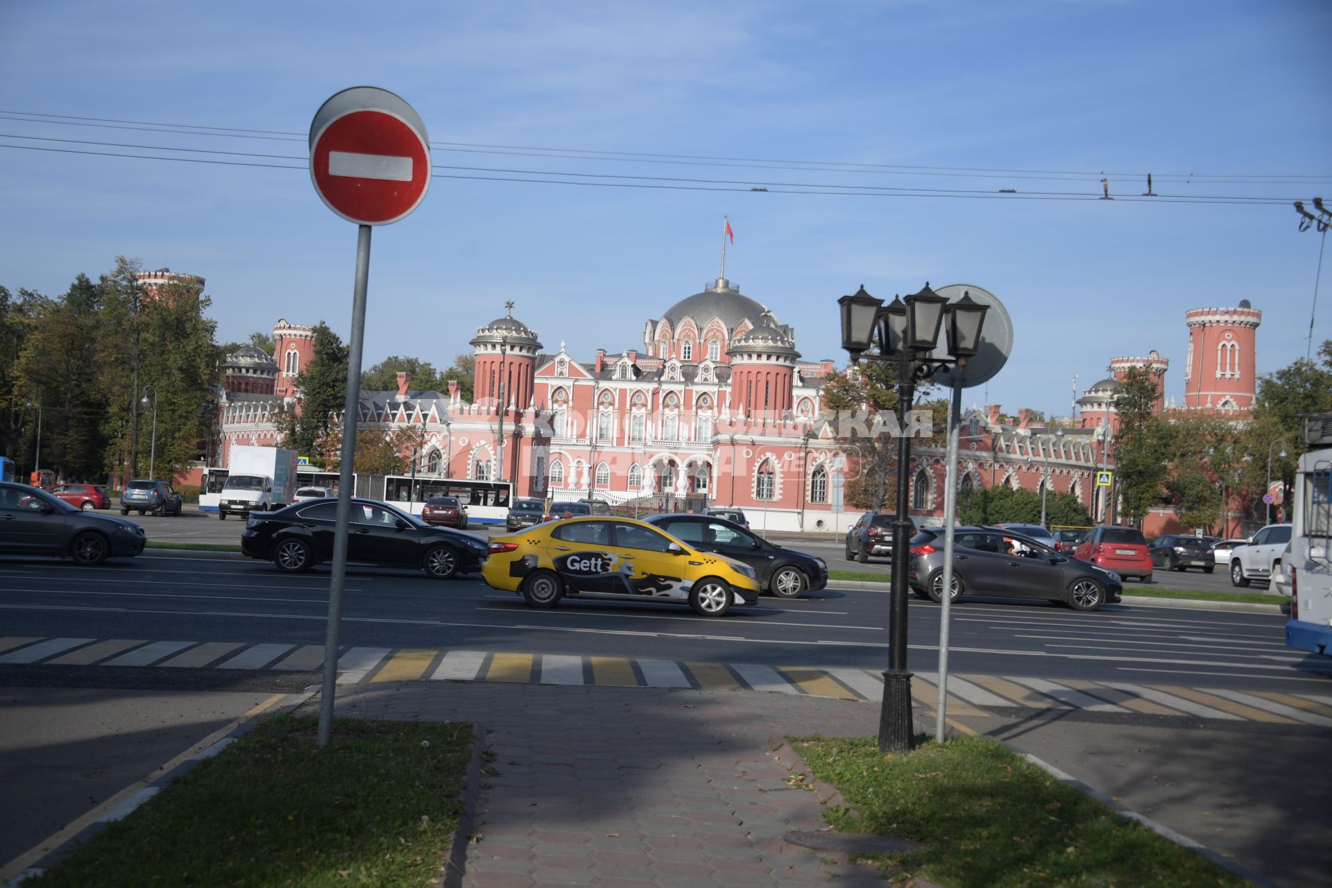 Москва. Вид на Пертровский Путевой дворец.