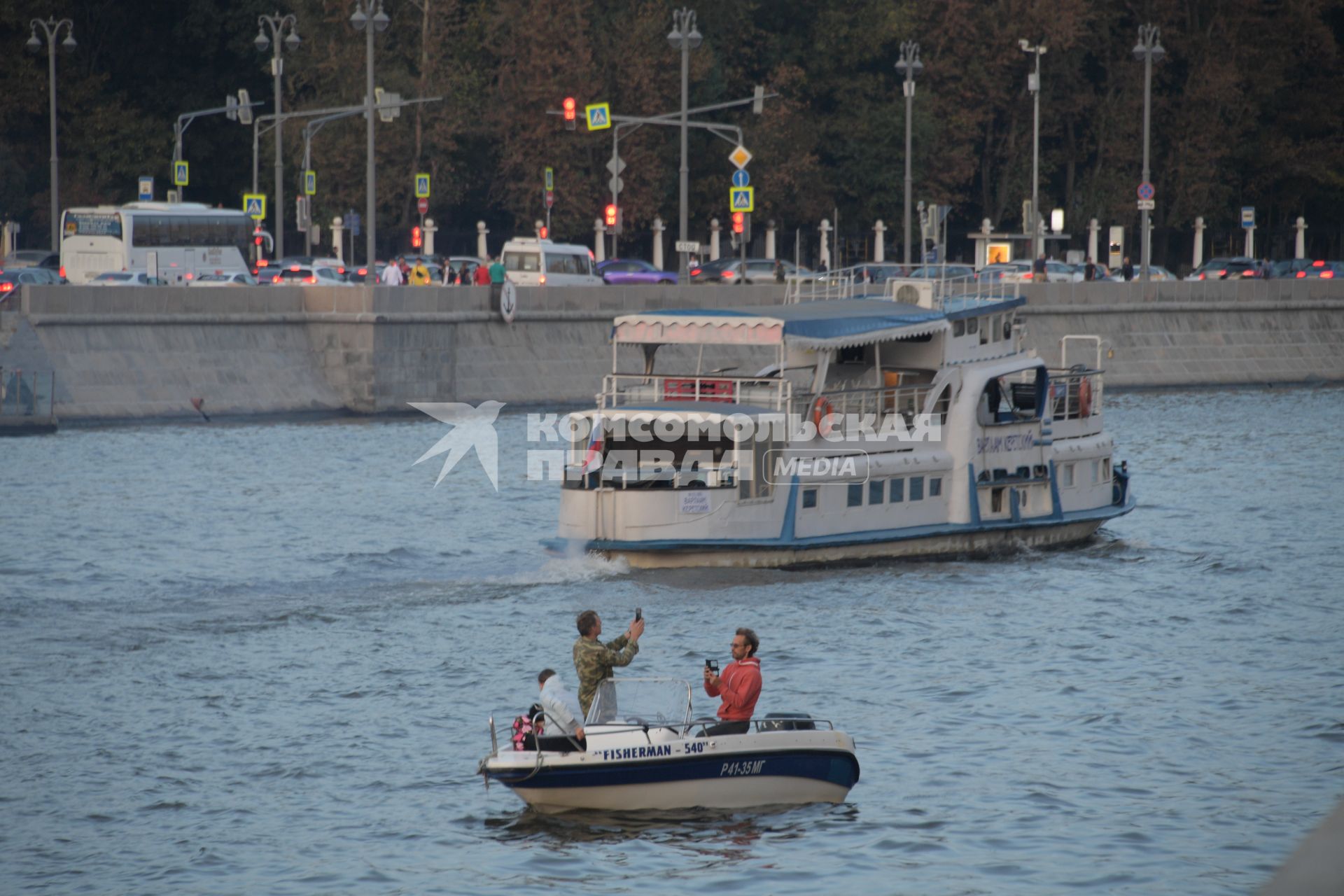 Москва. Прогулочные катера на реке.