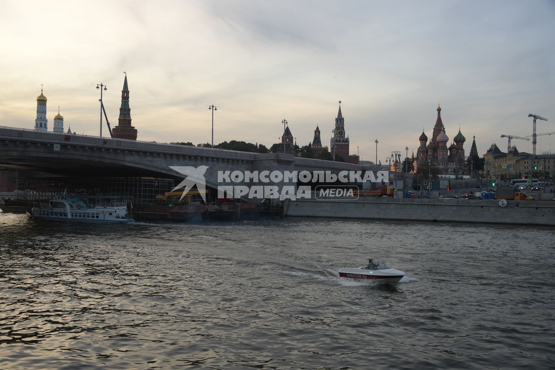 Москва. Вид на  башни Кремля и Большой Москворецкий мост.