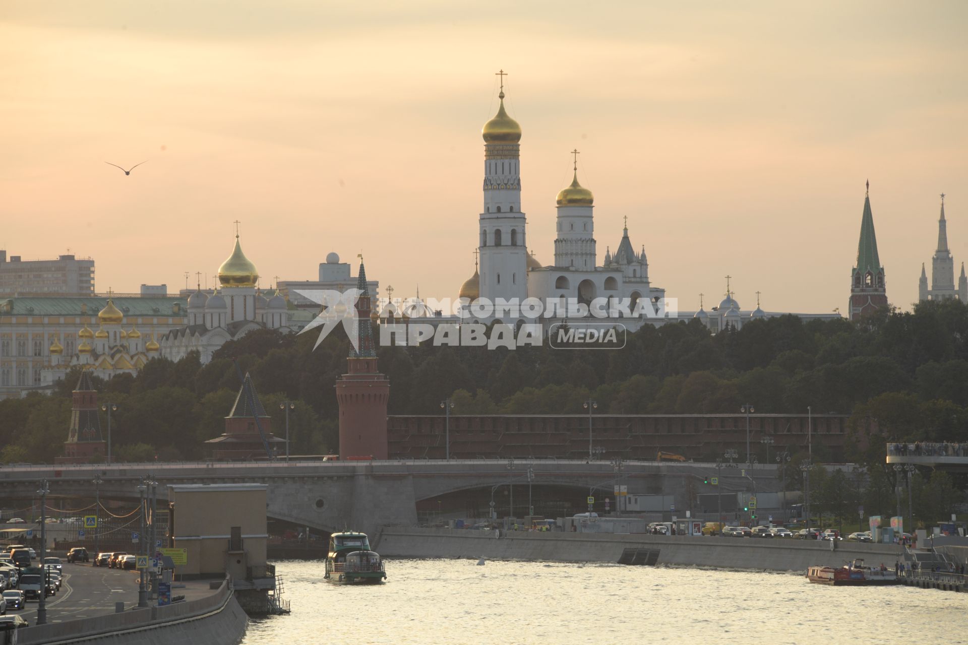 Москва. Вечерний вид на Кремль и Большой Москворецкий мост.