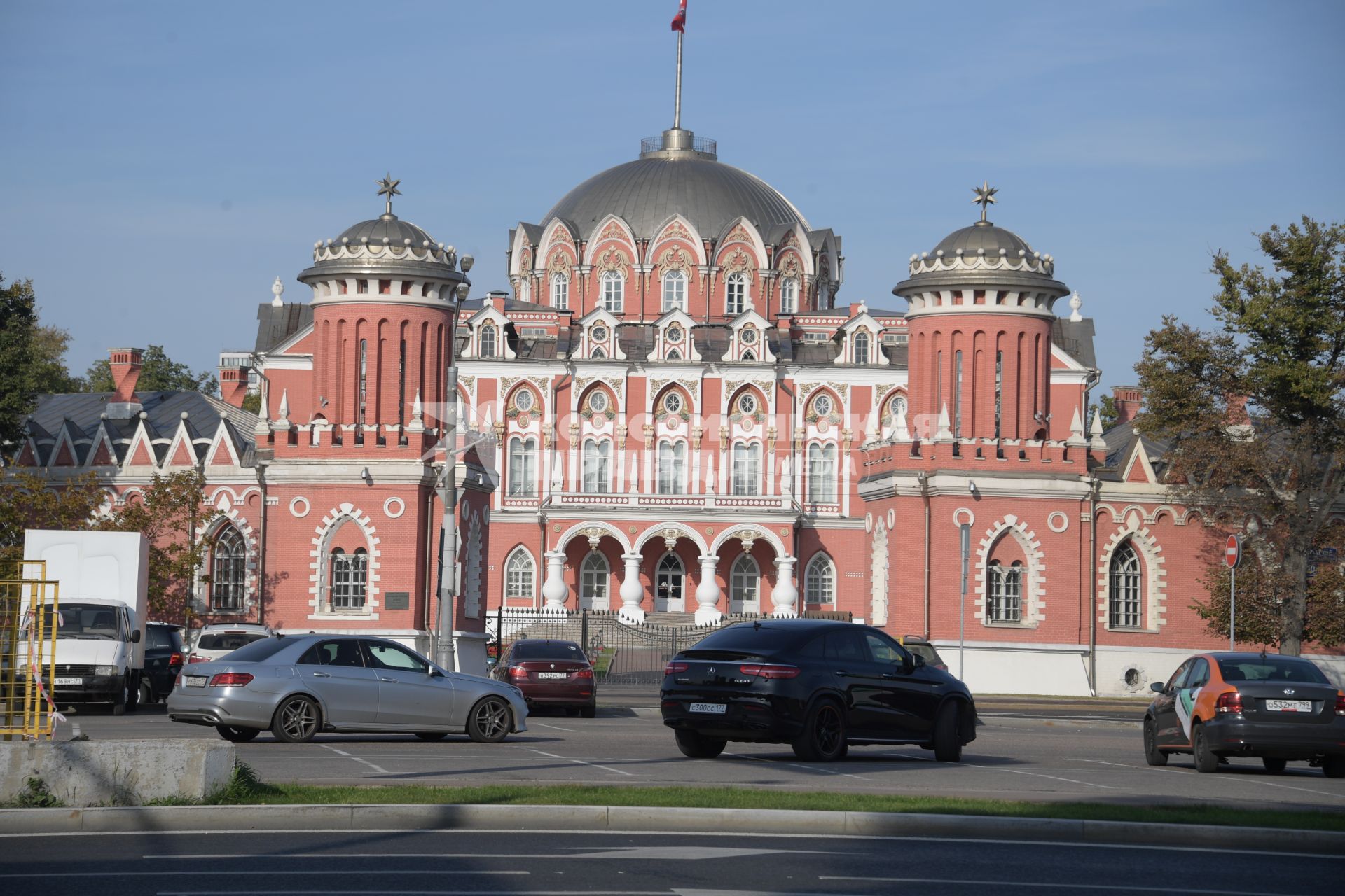 Москва. Вид на Пертровский Путевой дворец.