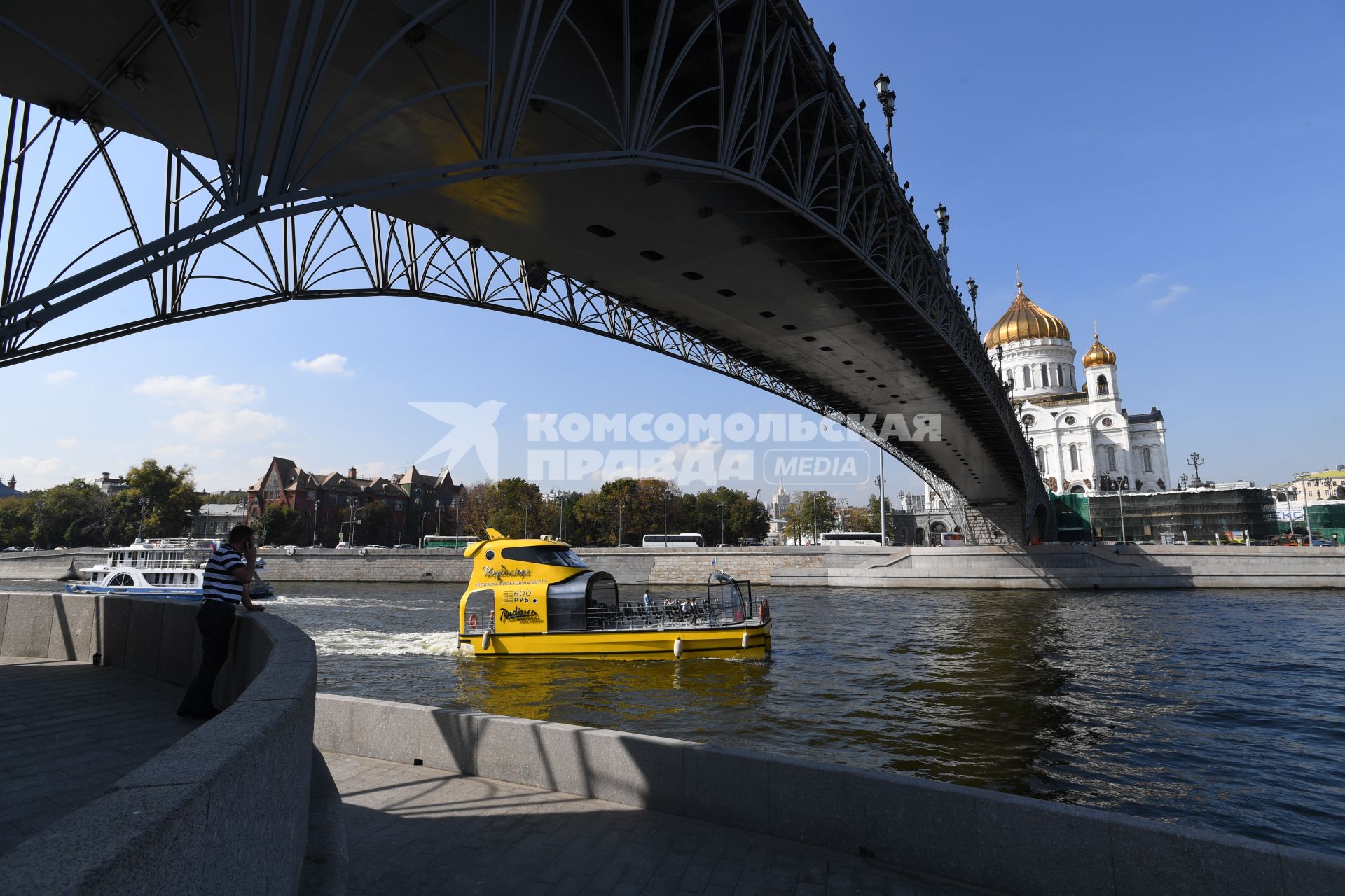 Москва.   Вид на Патриарший мост и Храм Христа Спасителя.