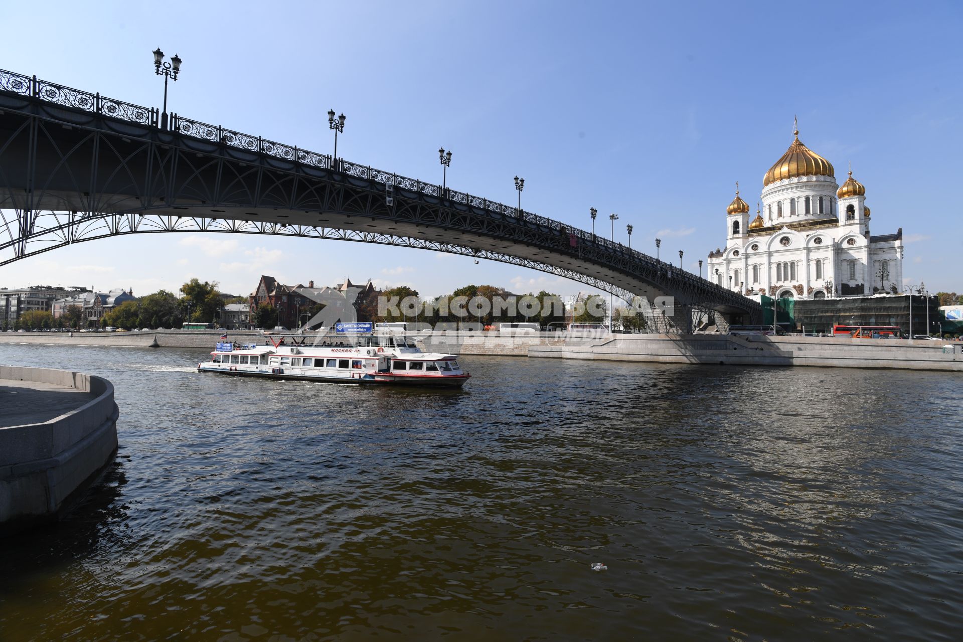 Москва.   Вид на Патриарший мост и Храм Христа Спасителя.