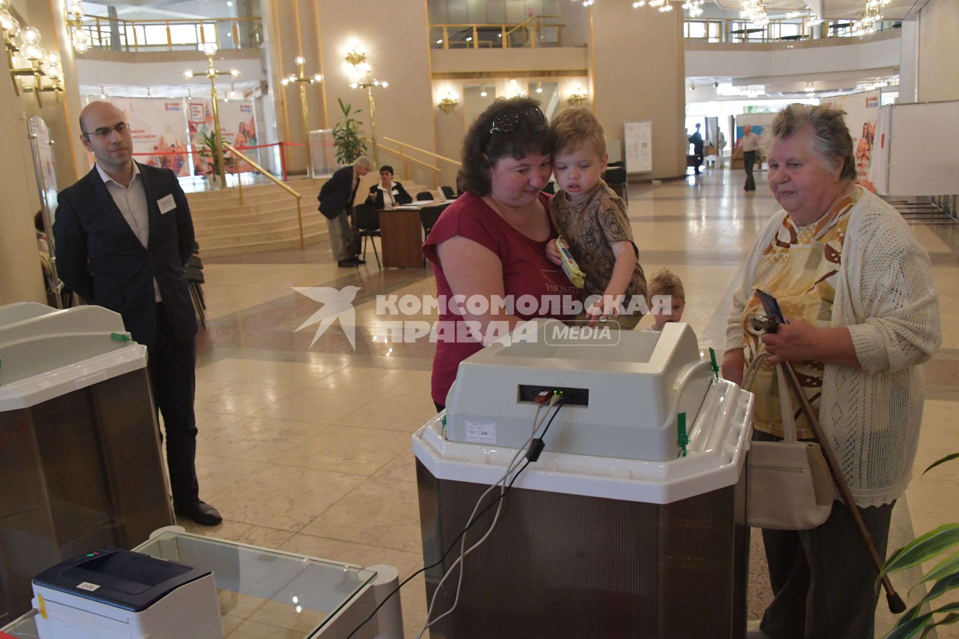 Москва.   Во время голосования на выборах депутатов в Московскую городскую Думу на избирательном участке # 2151 в здании Российской академии наук (РАН).