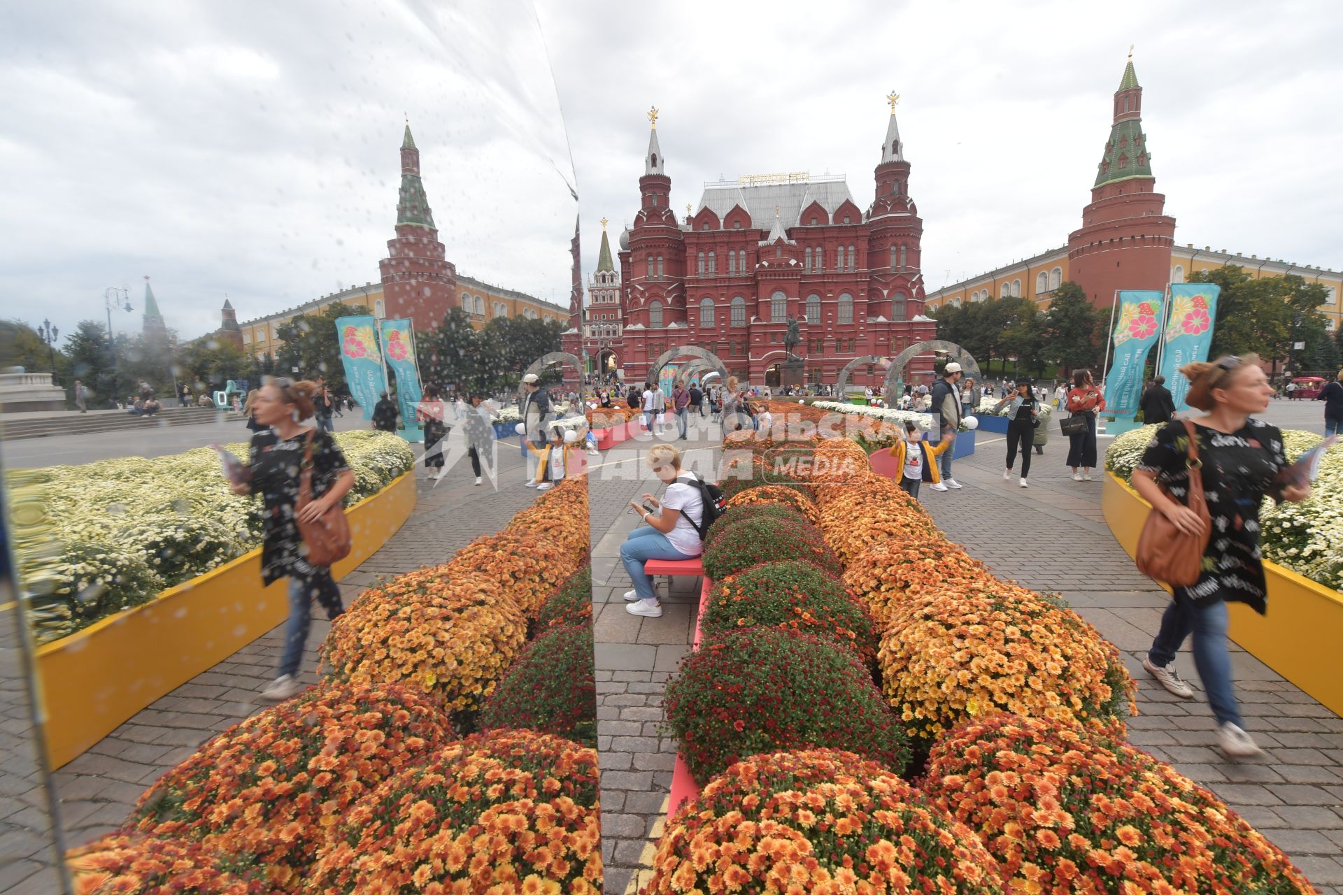 Москва. Площадка Международного фестиваля ландшафтного дизайна `Цветочный джем` на Манежной площади.