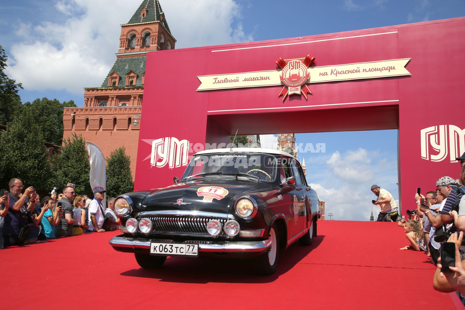 Диск342. Васильевский спуск. Ралли классических автомобилей ГУМ-АФТОРАЛЛИ GORKYCLASSIC 2019. На снимке: ретроавтомобиль ГАЗ