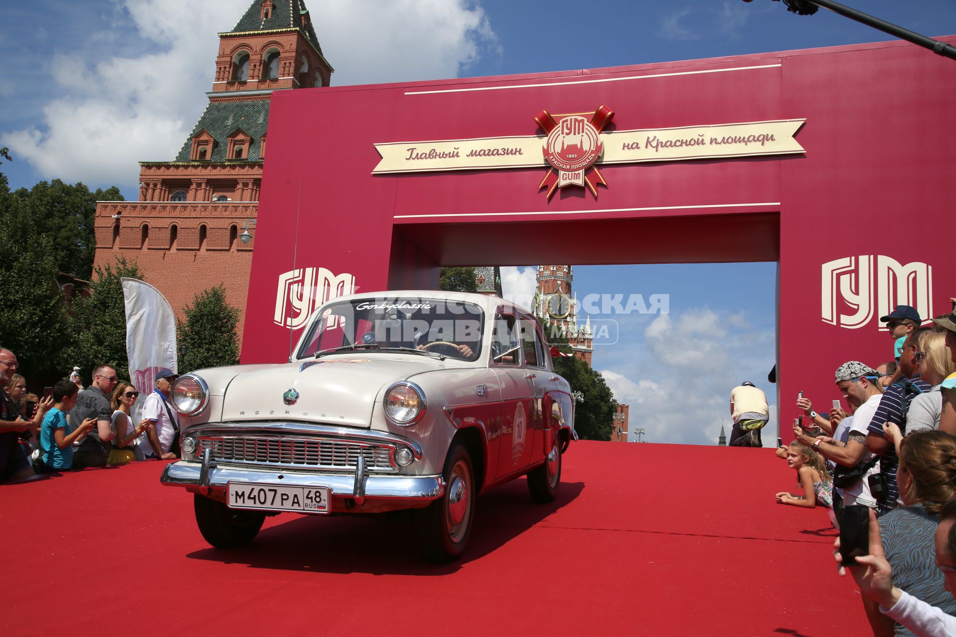 Диск342. Васильевский спуск. Ралли классических автомобилей ГУМ-АФТОРАЛЛИ GORKYCLASSIC 2019. На снимке: ретроавтомобиль МОСКВИЧ