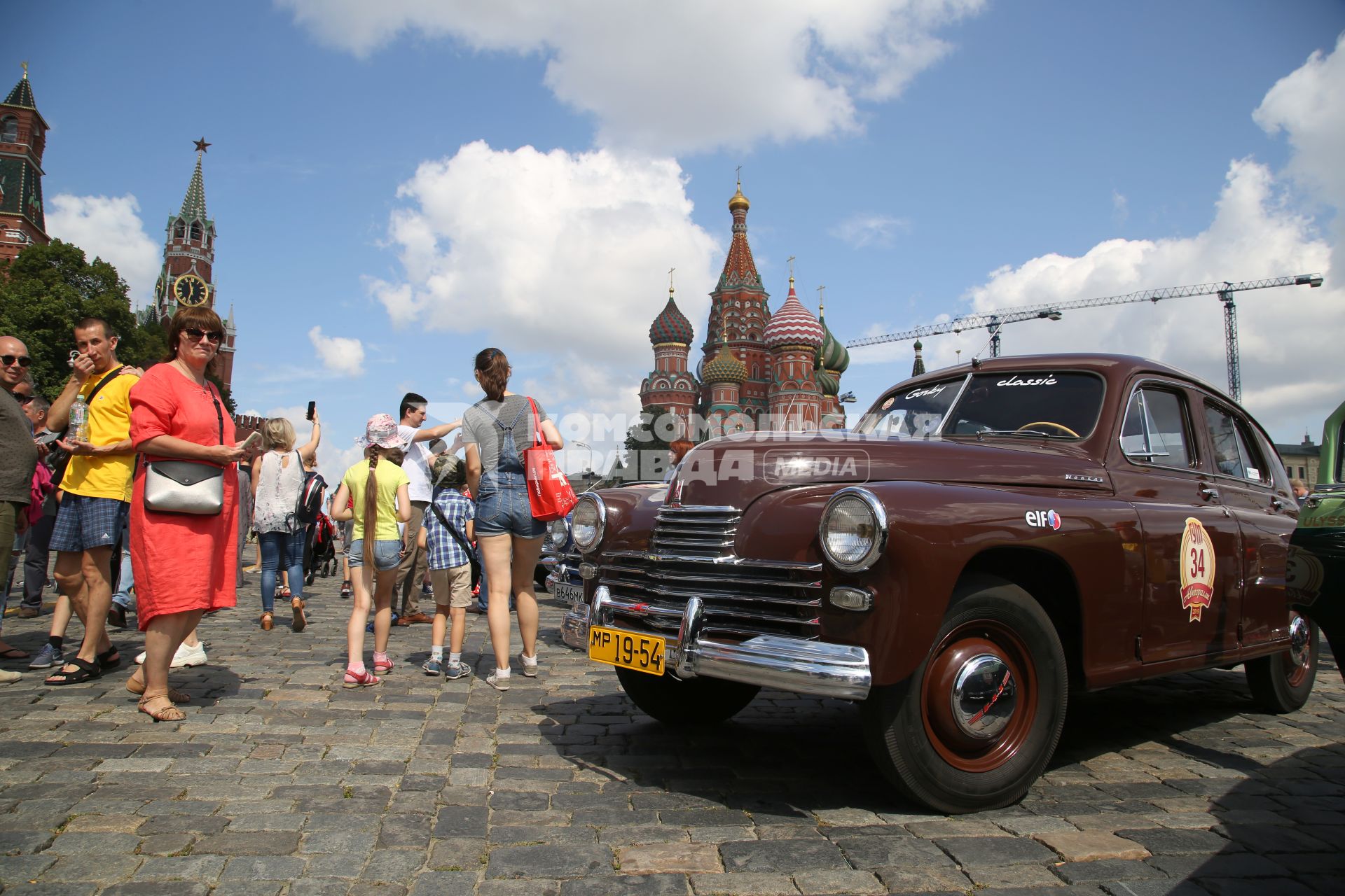 Диск342. Васильевский спуск. Ралли классических автомобилей ГУМ-АФТОРАЛЛИ GORKYCLASSIC 2019. На снимке: ретроавтомобиль