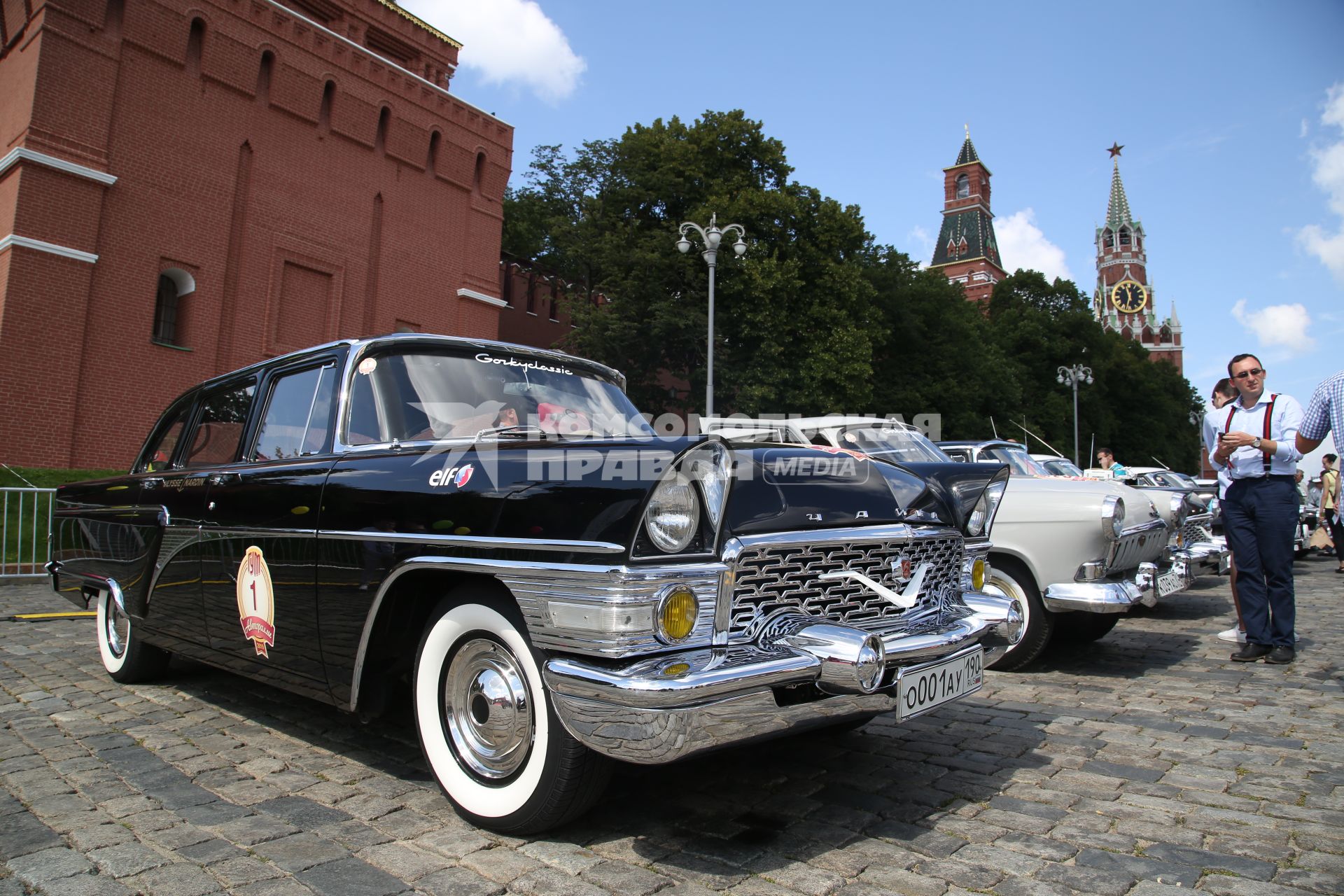 Диск342. Васильевский спуск. Ралли классических автомобилей ГУМ-АФТОРАЛЛИ GORKYCLASSIC 2019. На снимке: автомобиль ЧАЙКА