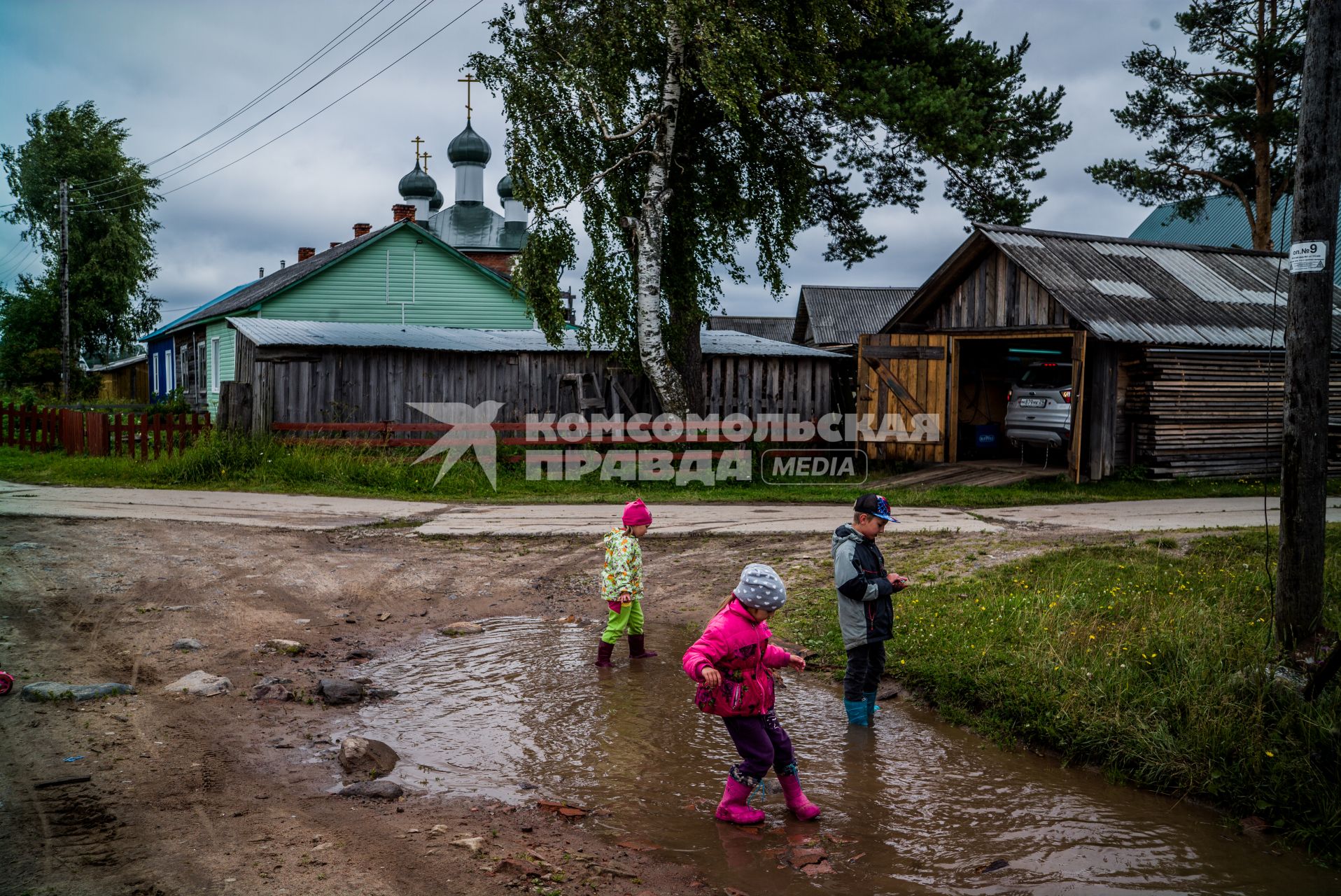 Архангельская область, Кенозерский национальный парк. Дети играют на улице.