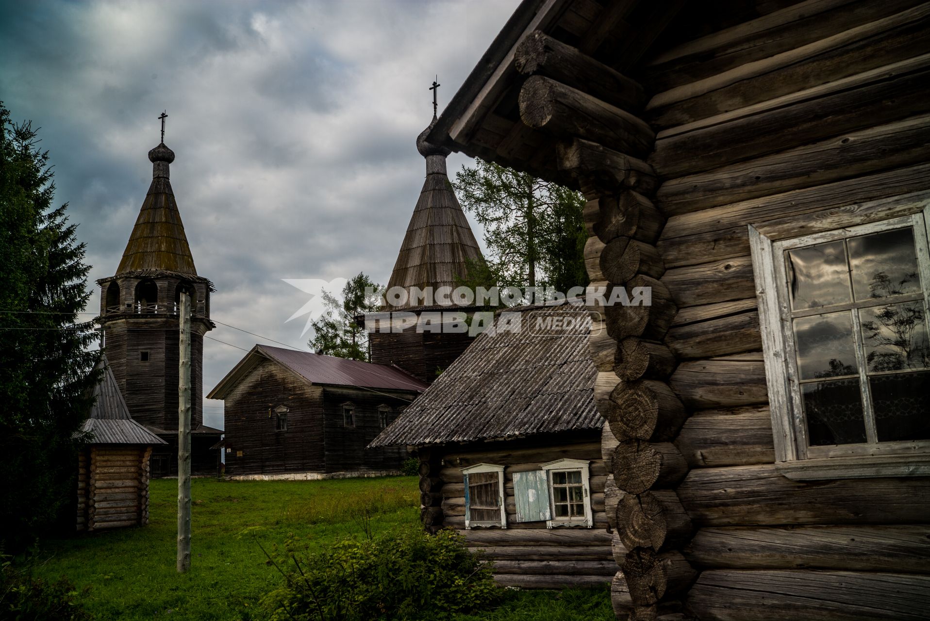 Архангельская область, Кенозерский национальный парк. Деревенский пейзаж с деревянной церковью.