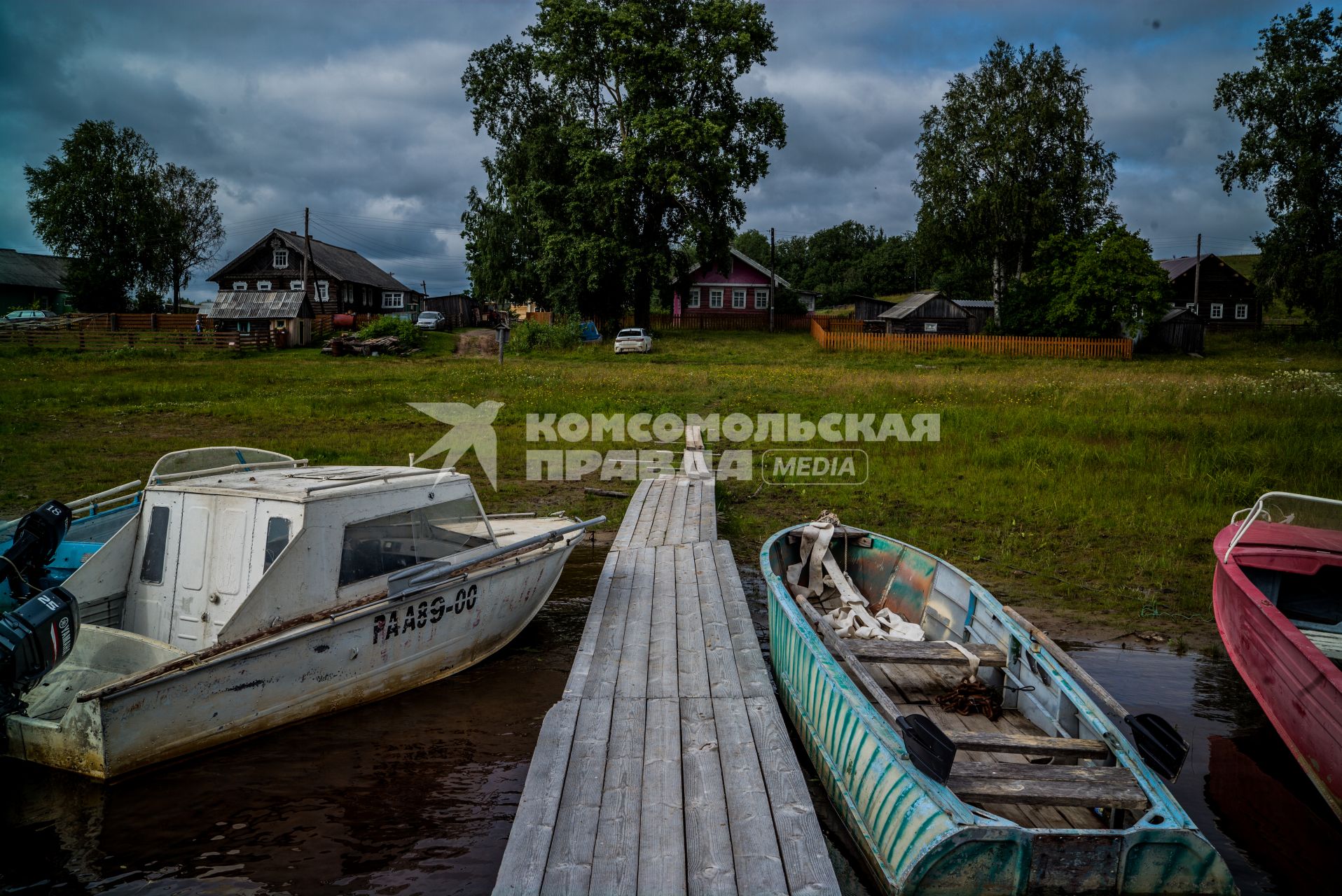 Архангельская область, Кенозерский национальный парк.  Мост и лодки.