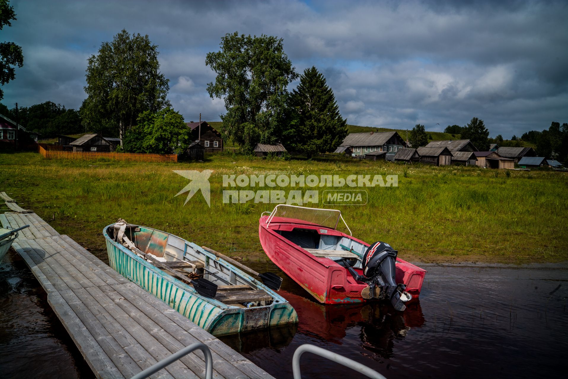 Архангельская область, Кенозерский национальный парк.  Мост и лодки.