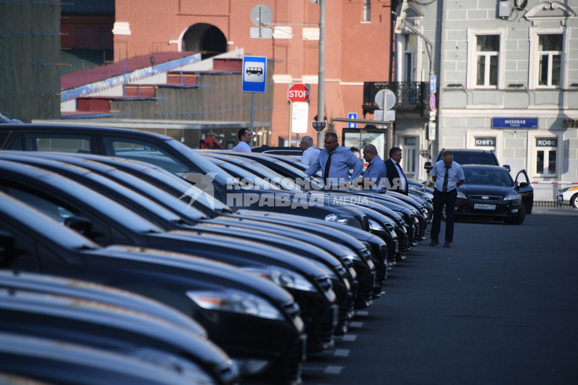 Москва.  Стоянка служебных автомобилей на Моховой улице.