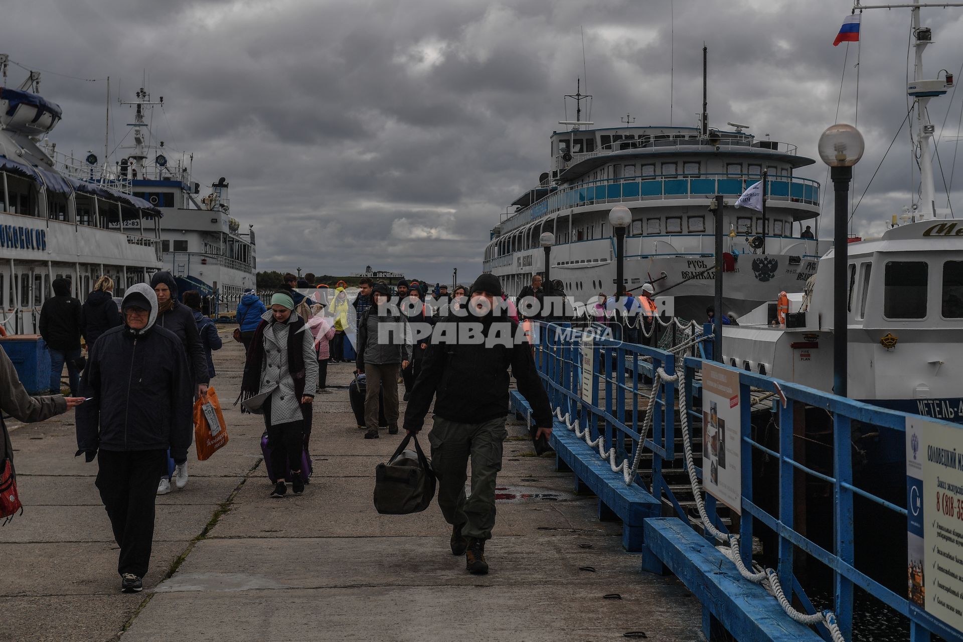 Республика Карелия, Кемь. Корреспондент `Комсомольской правды` Дмитрий Стешин в порту перед отъездом на Соловки.