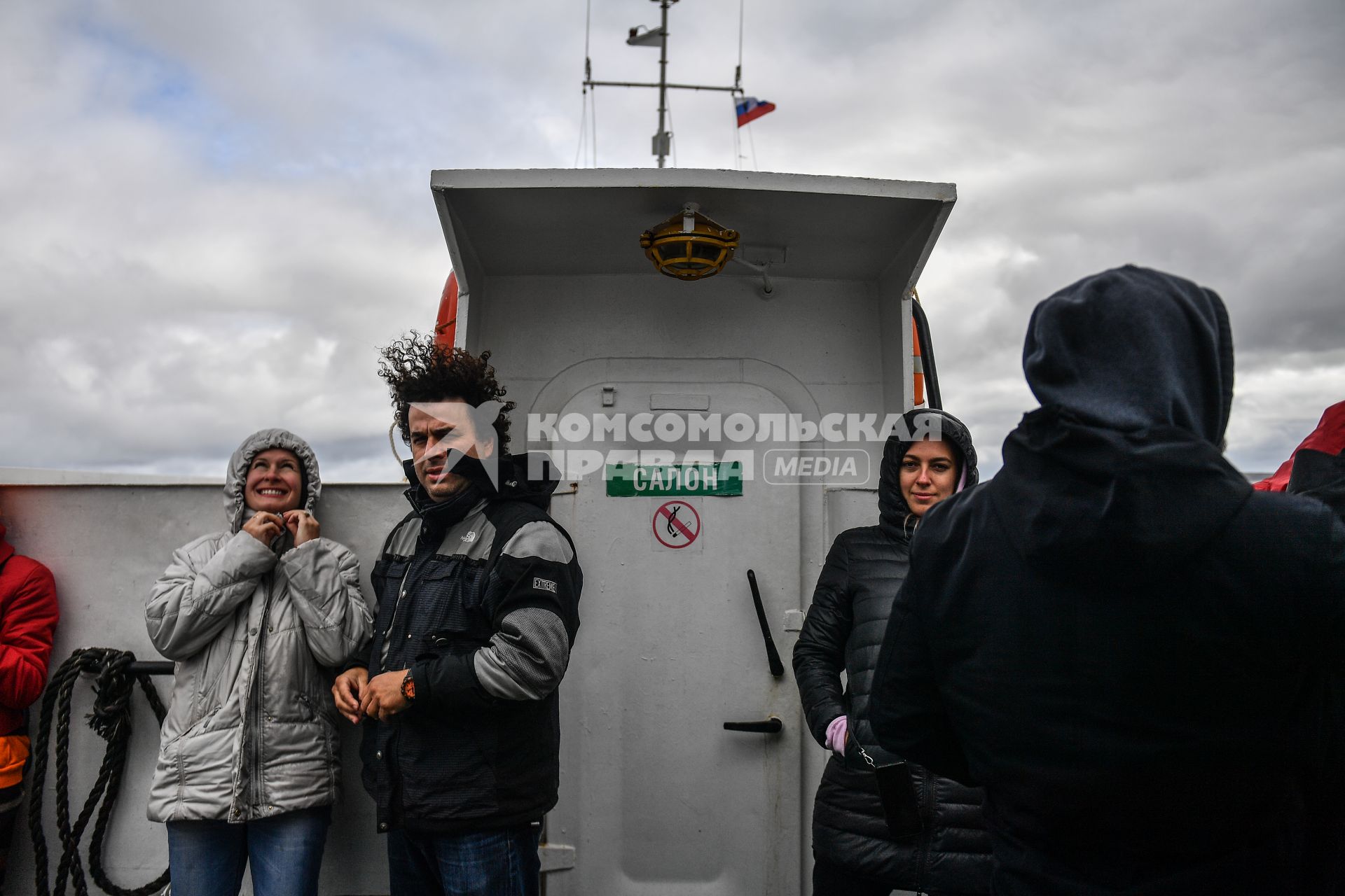 Соловки, Соловецкий монастырь, Рабочеостровск. Туристический корабль перевозит пассажиров на Соловки.