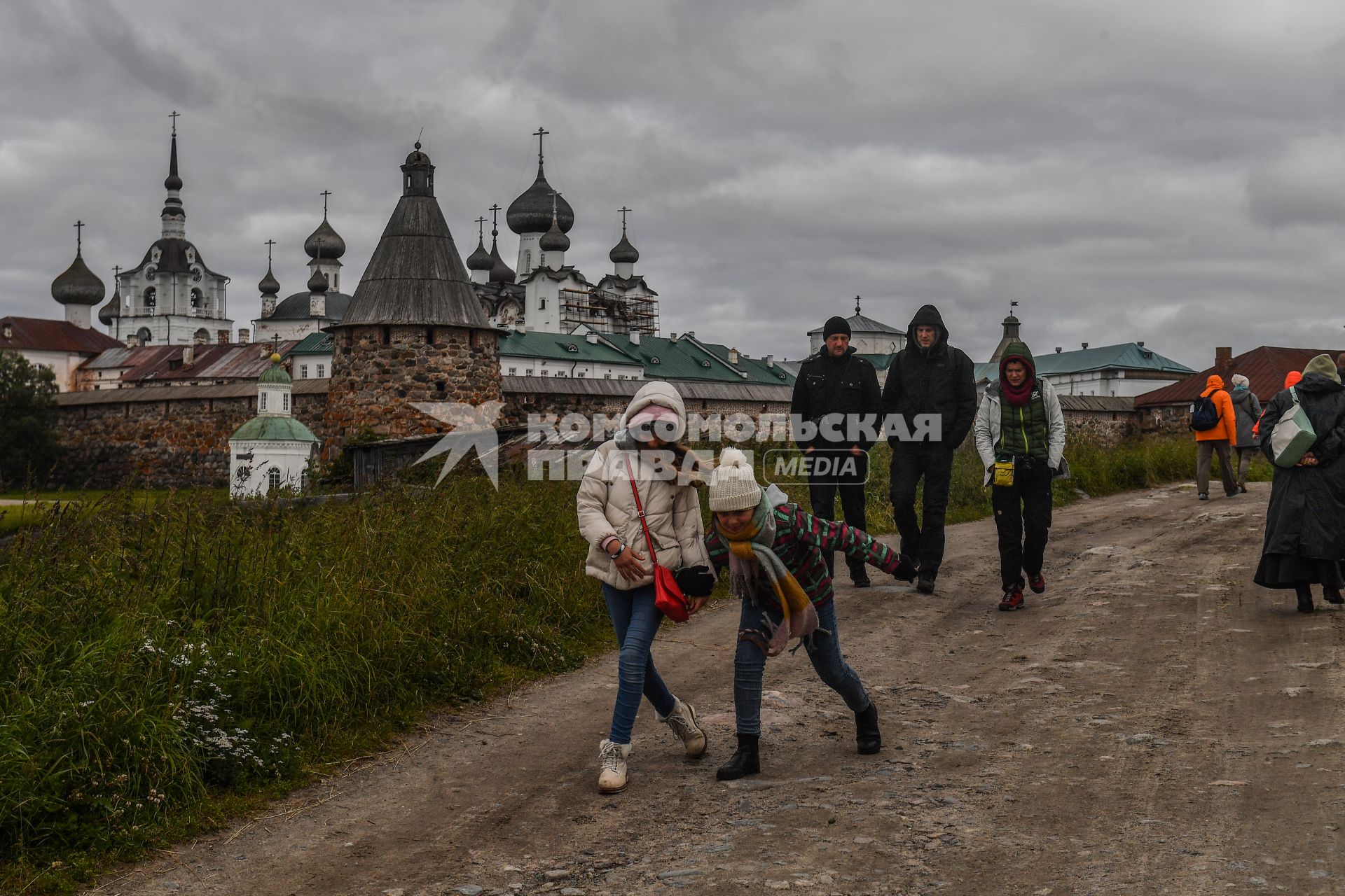 Соловки, Соловецкий монастырь.  Туристы у Спасо-Преображенского Соловецкого монастыря.