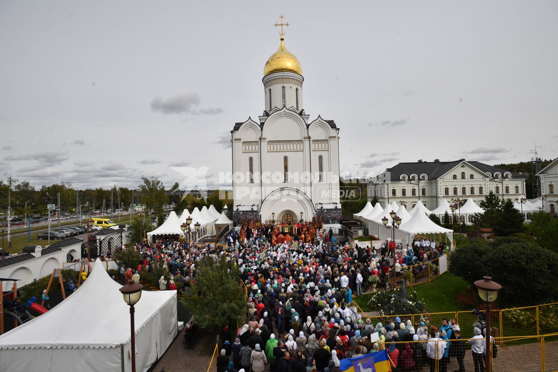 Московская область.  Участники VIII Елисаветинского крестного хода из села Ильинское в село Усово, посвященного 155-летию со дня рождения святой преподобной мученицы Великой княгини Елисаветы Федоровны, на молебне у храма Спаса Нерукотворного Образа в селе Усово.