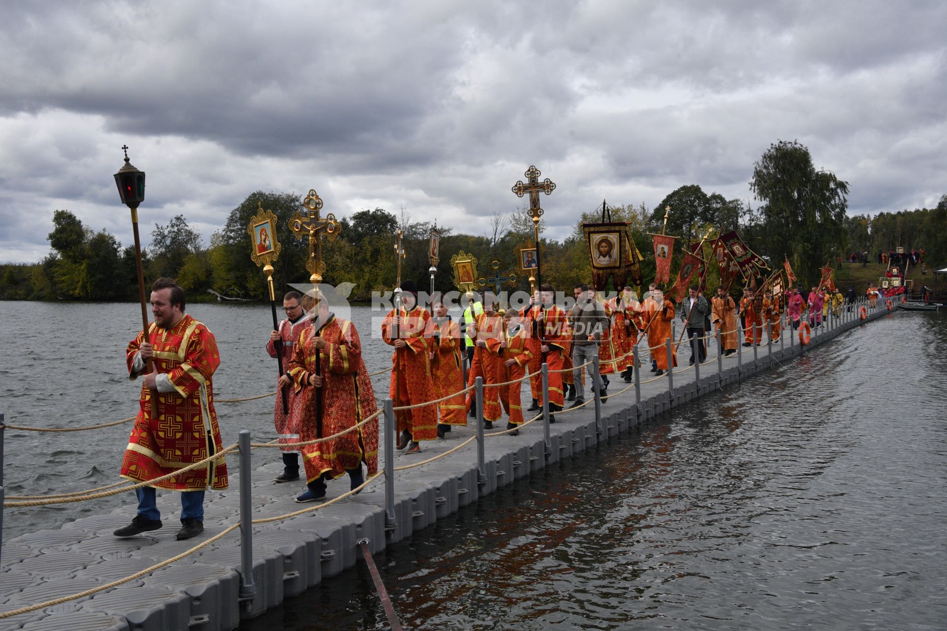 Московская область.  Участники VIII Елисаветинского крестного хода из села Ильинское в село Усово, посвященного 155-летию со дня рождения святой преподобной мученицы Великой княгини Елисаветы Федоровны, во время переправы через Москву-реку.